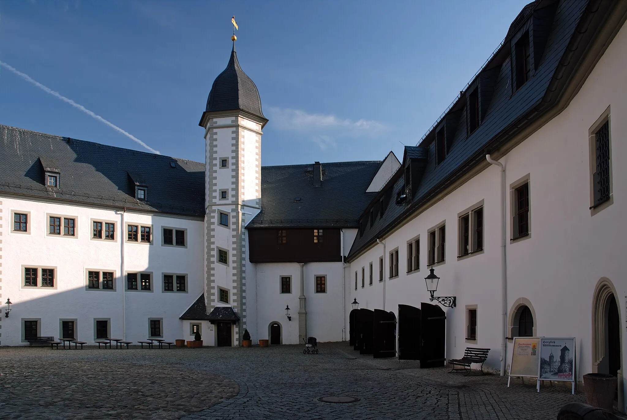 Photo showing: This image shows the courtyard of the castle Wildeck in Zschopau, Germany.