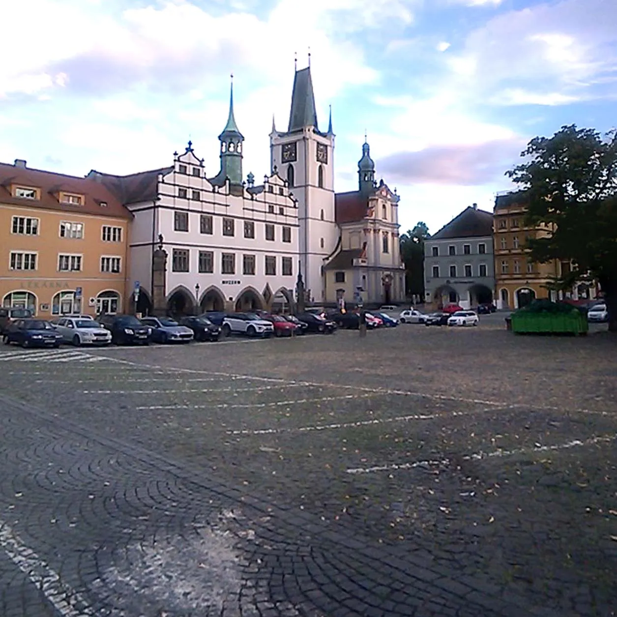 Photo showing: Litoměřice, Rathaus und Kostel Všech svatých vom Mírové náměstí aus