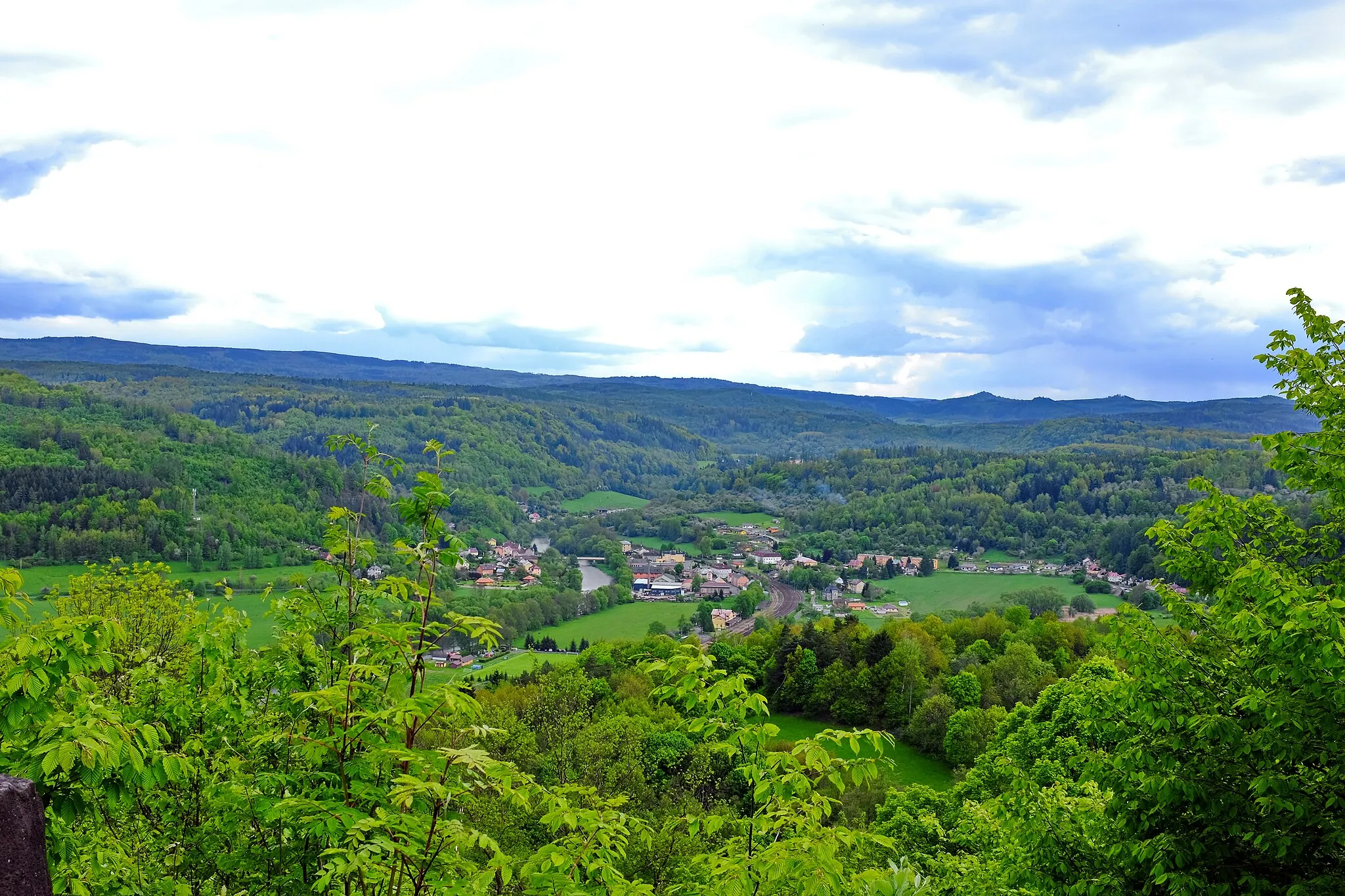 Photo showing: Přírodní památka Špičák u Vojkovic, pohled ze Špičáku na Vojkovice, okres Karlovy Vary