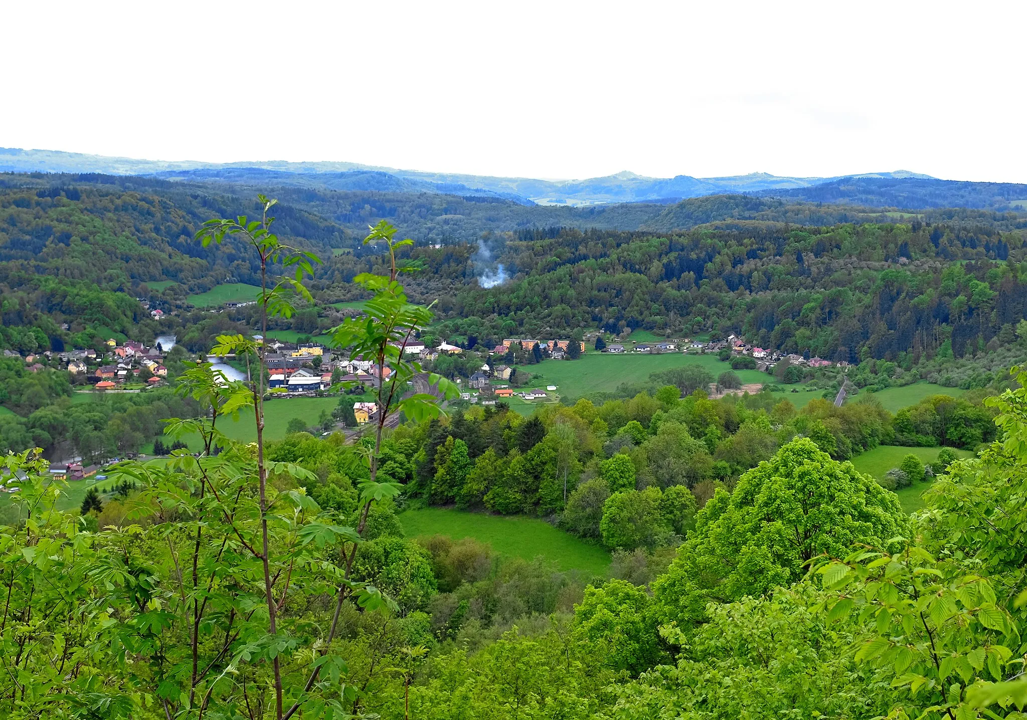 Photo showing: Přírodní památka Špičák u Vojkovic, pohled ze Špičáku na Vojkovice, okres Karlovy Vary