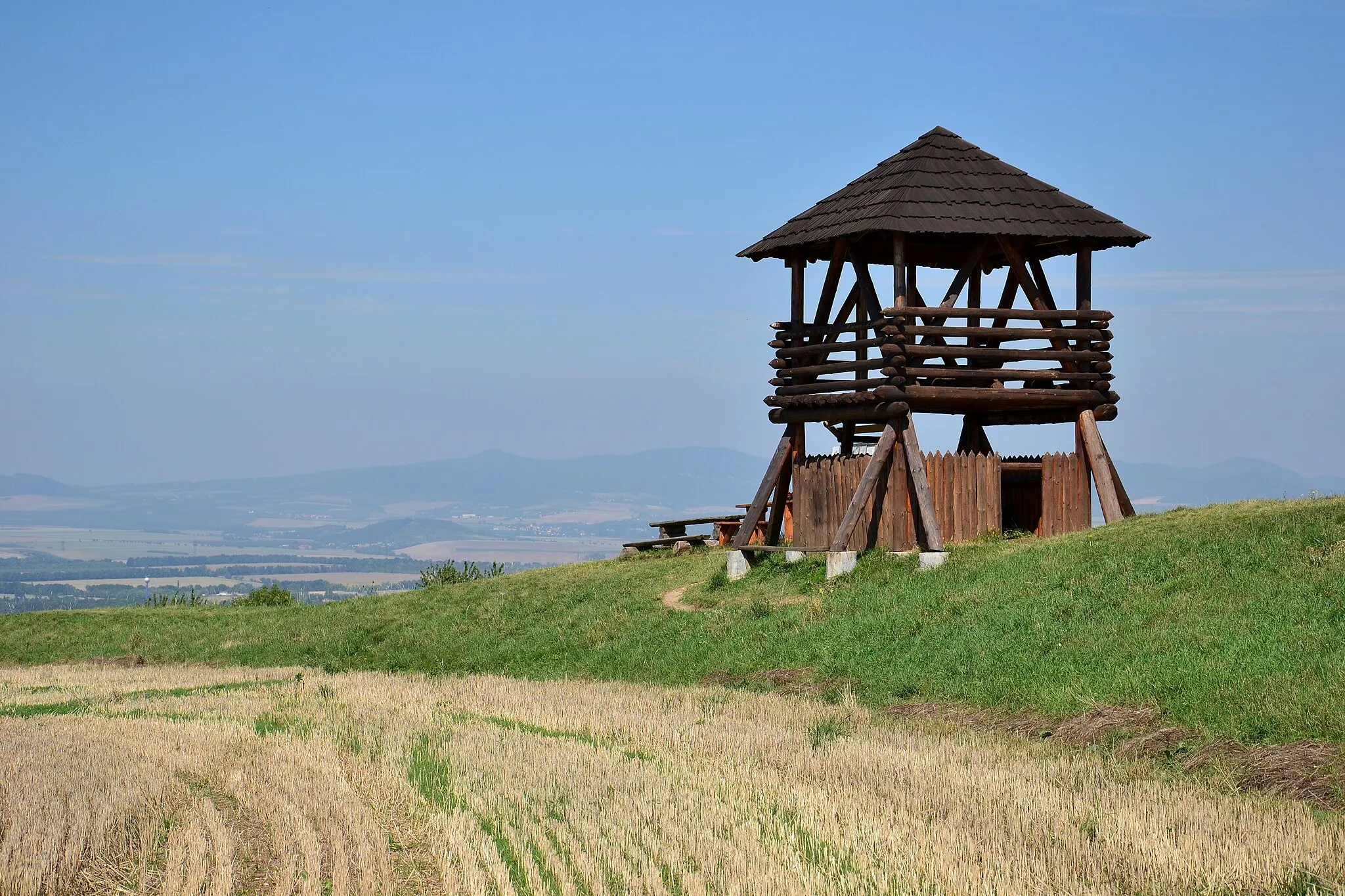 Photo showing: Stradonice – val pravěkého hradiště s rozhlednou