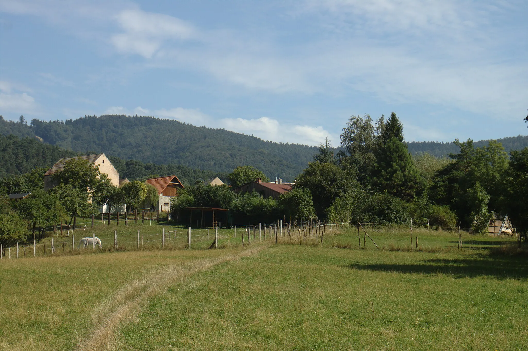 Photo showing: View of the village of Skalice near Litoměřice from south, Ústí Region, CZ