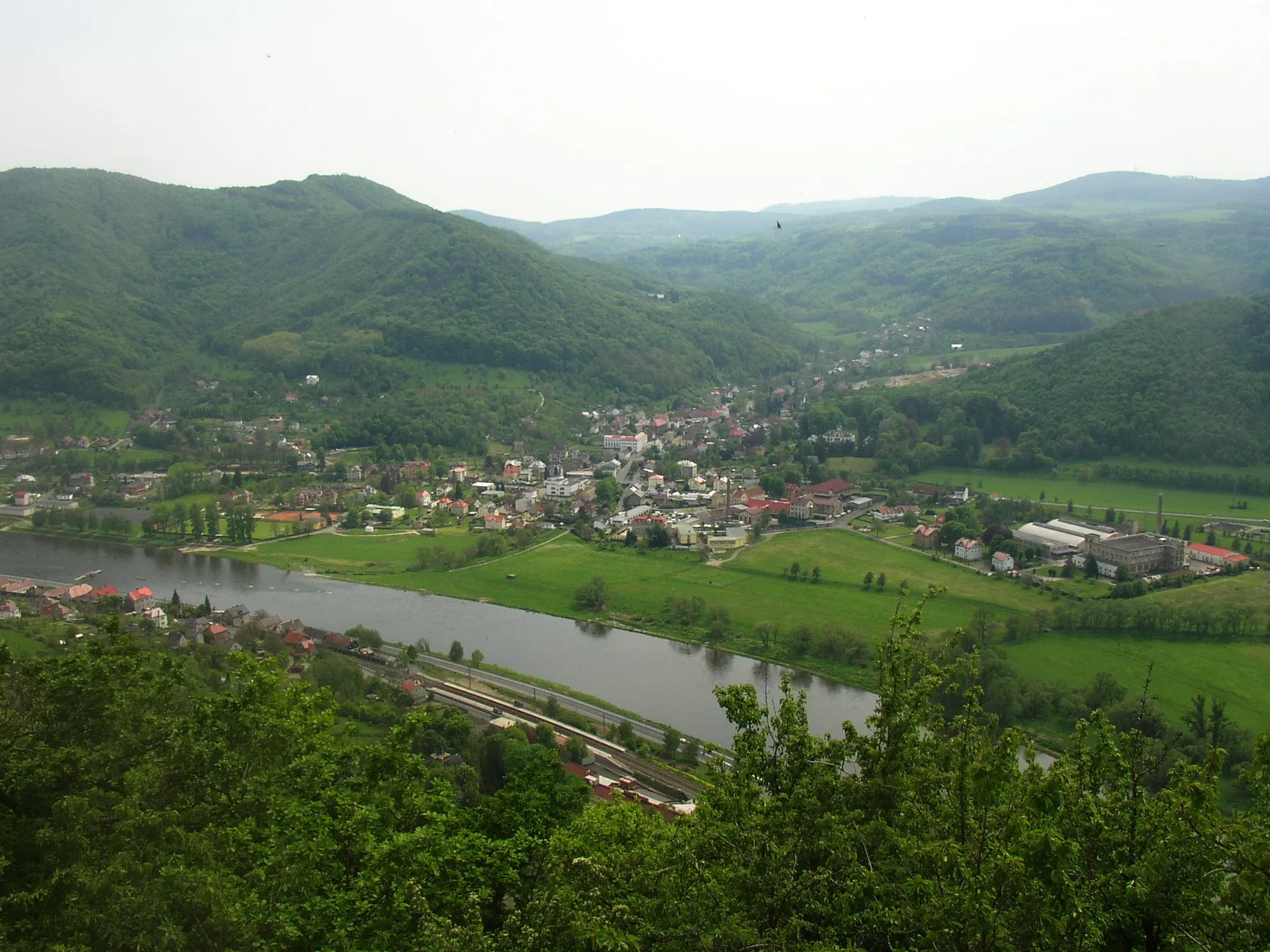 Photo showing: Village of Velké Březno and the Elbe River as seen from Kozí vrch hill, Czech Republic.
