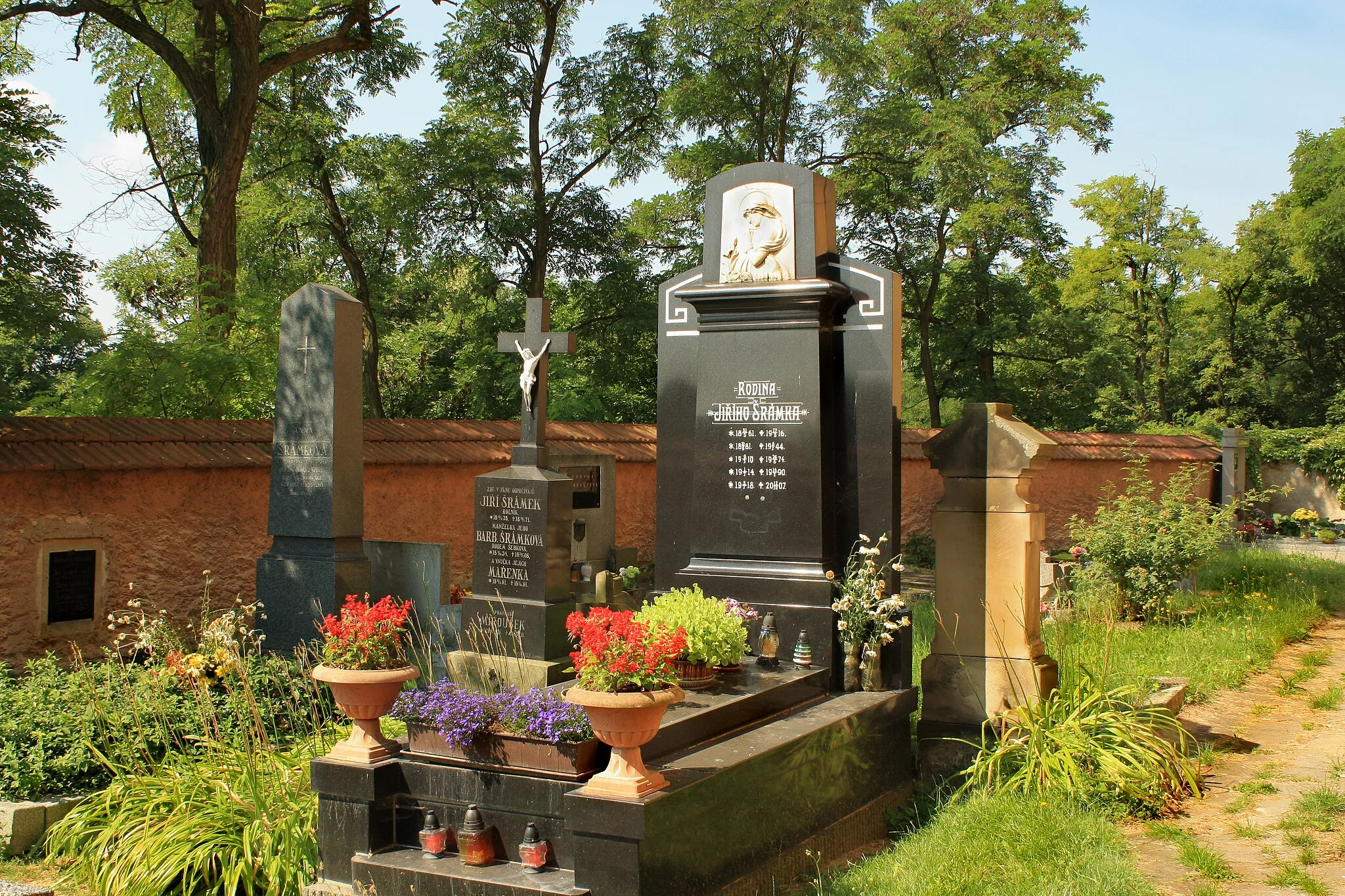 Photo showing: Cemetery in Lukov, part of Vraný municipality, Czech Republic