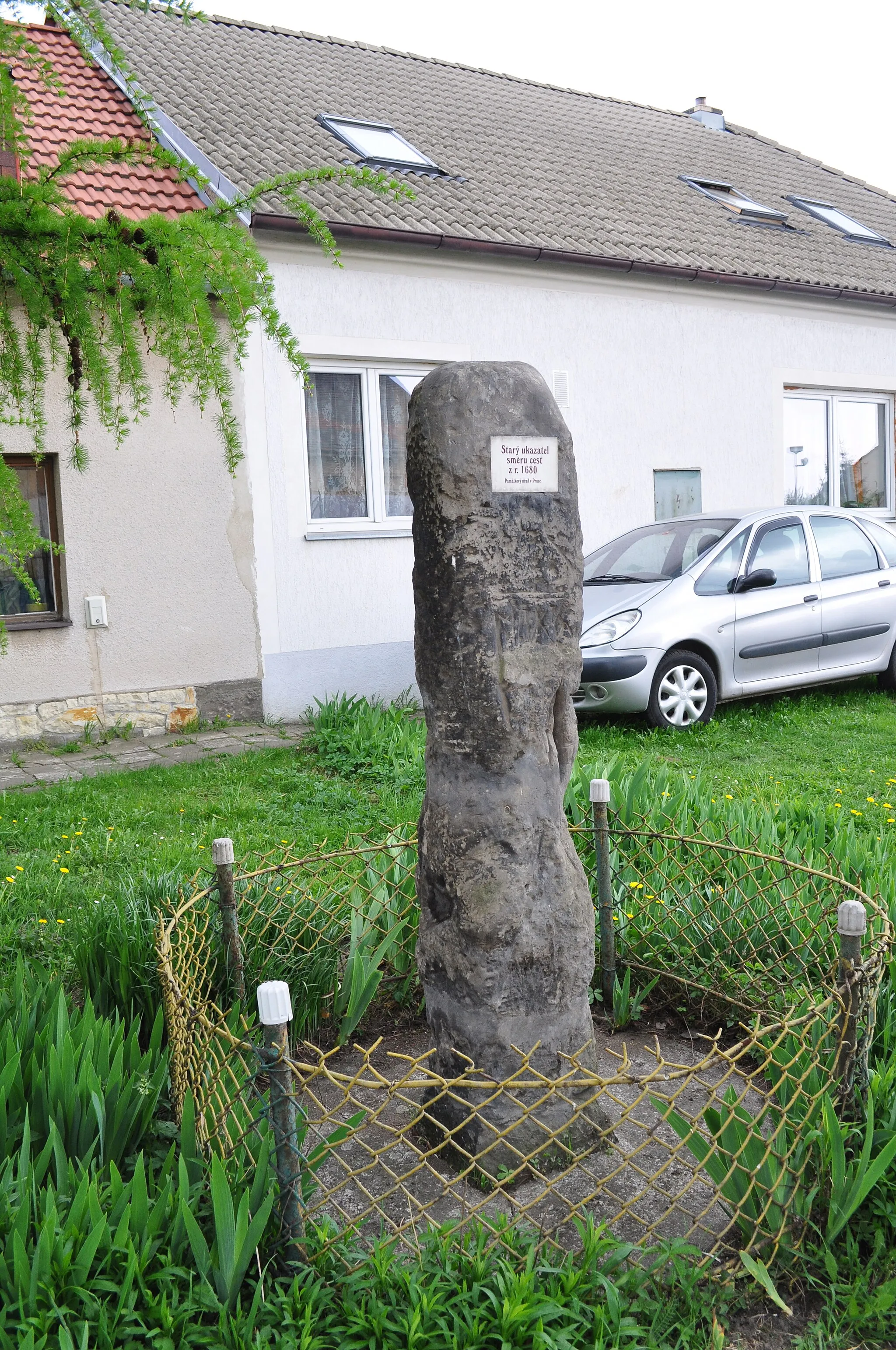 Photo showing: Hřivčice - Old guidepost - menhir