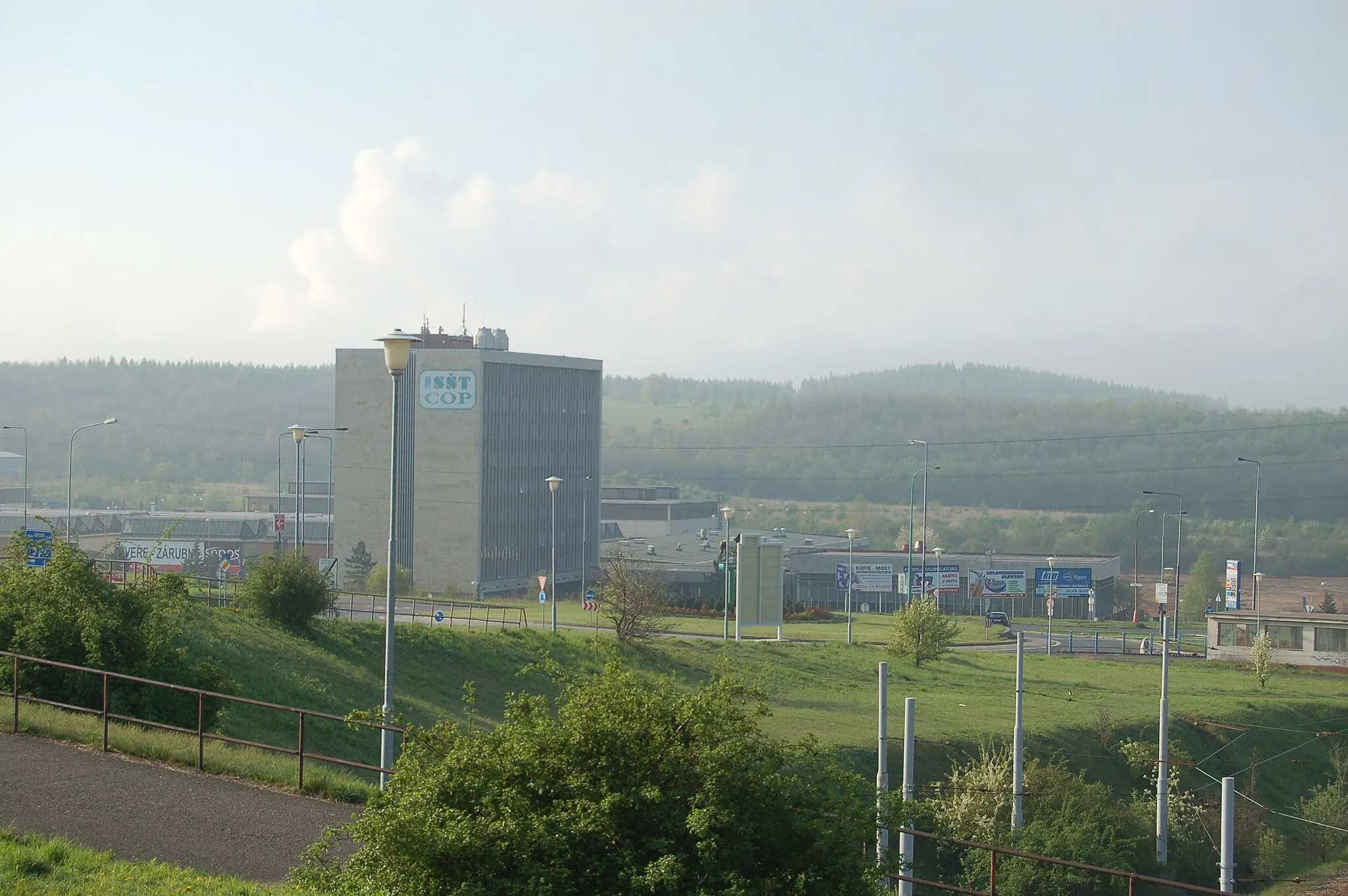 Photo showing: Blick auf Industriegebiet Velebudice in Most mit dem Gebäude der Technischen Mittelschule