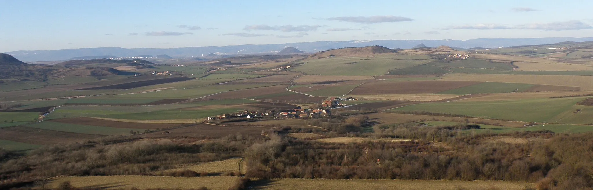 Photo showing: Village Charvatce (Louny district), view from hills Srdov/Brník, winter 2009.