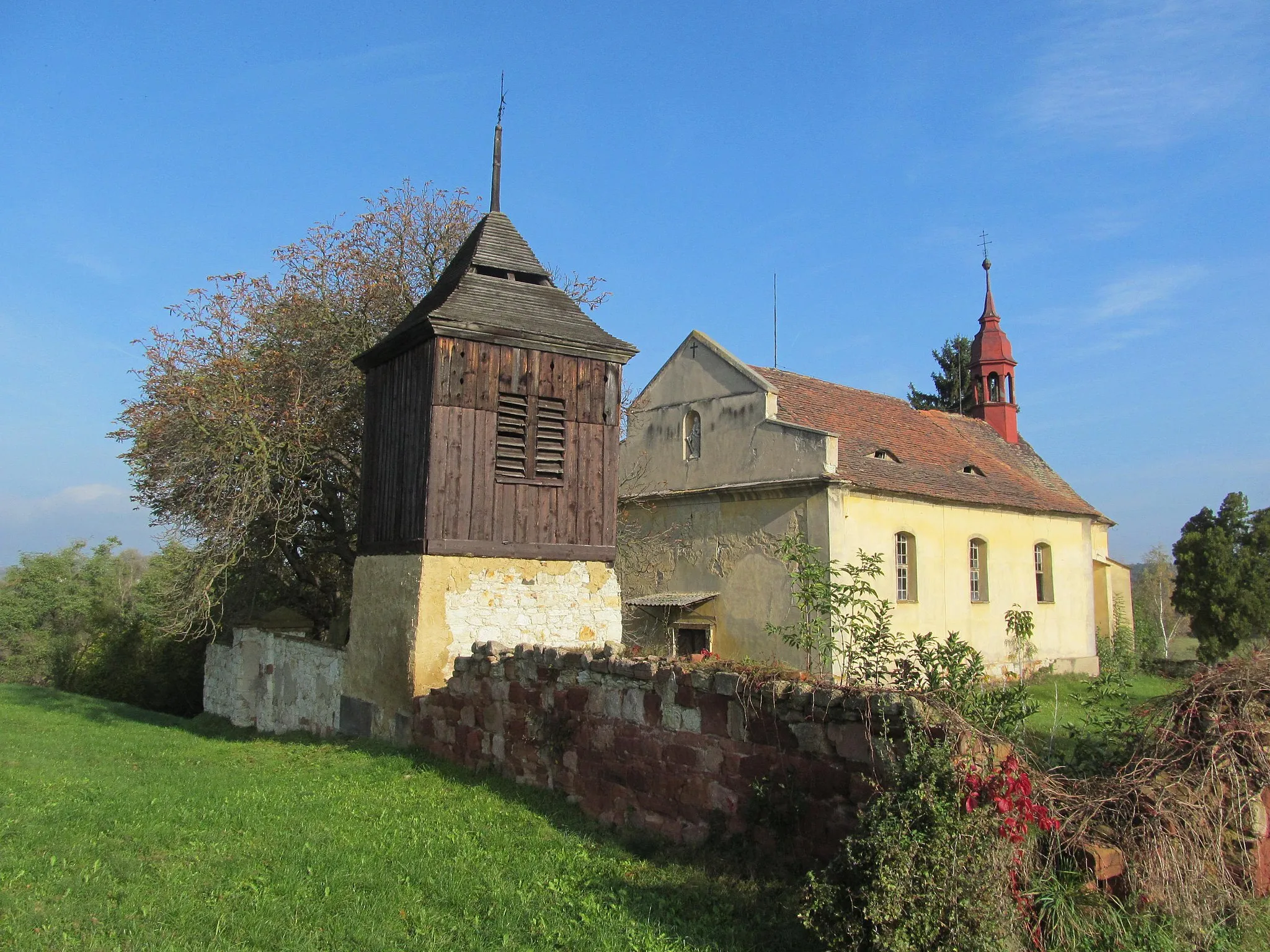 Photo showing: Bell tower with the church of St. Catherine in Kněžice