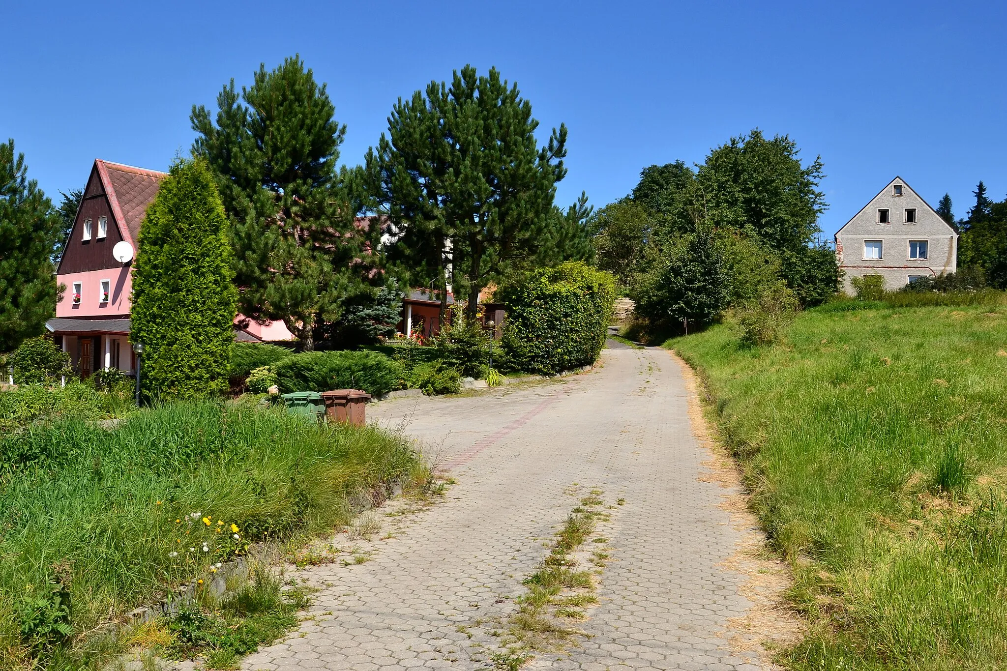 Photo showing: Západní vjezd do osady