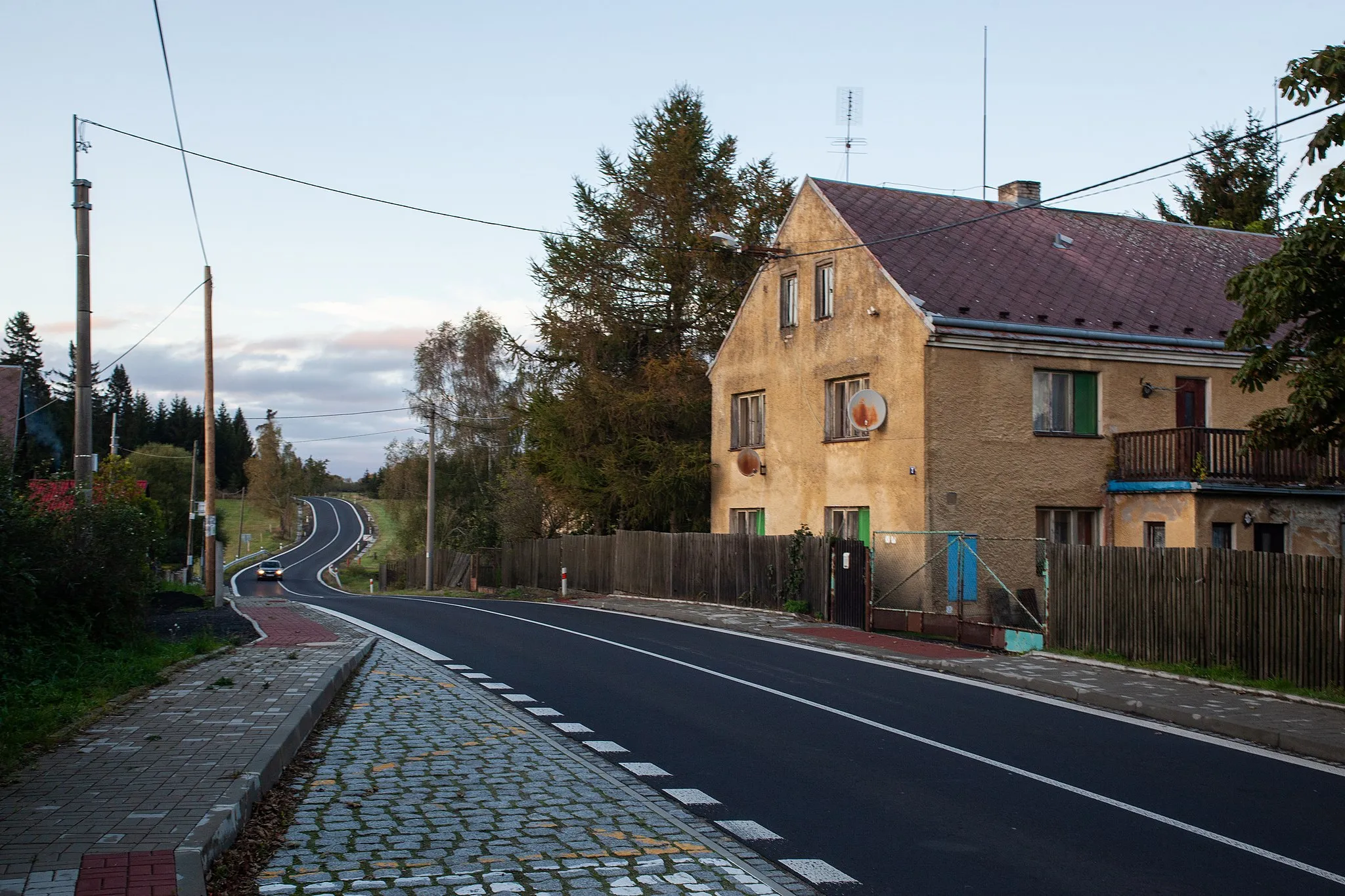 Photo showing: Road in village Dlouhá Ves (Bochov), Karlovy Vary District, Karlovy Vary Region, Czechia