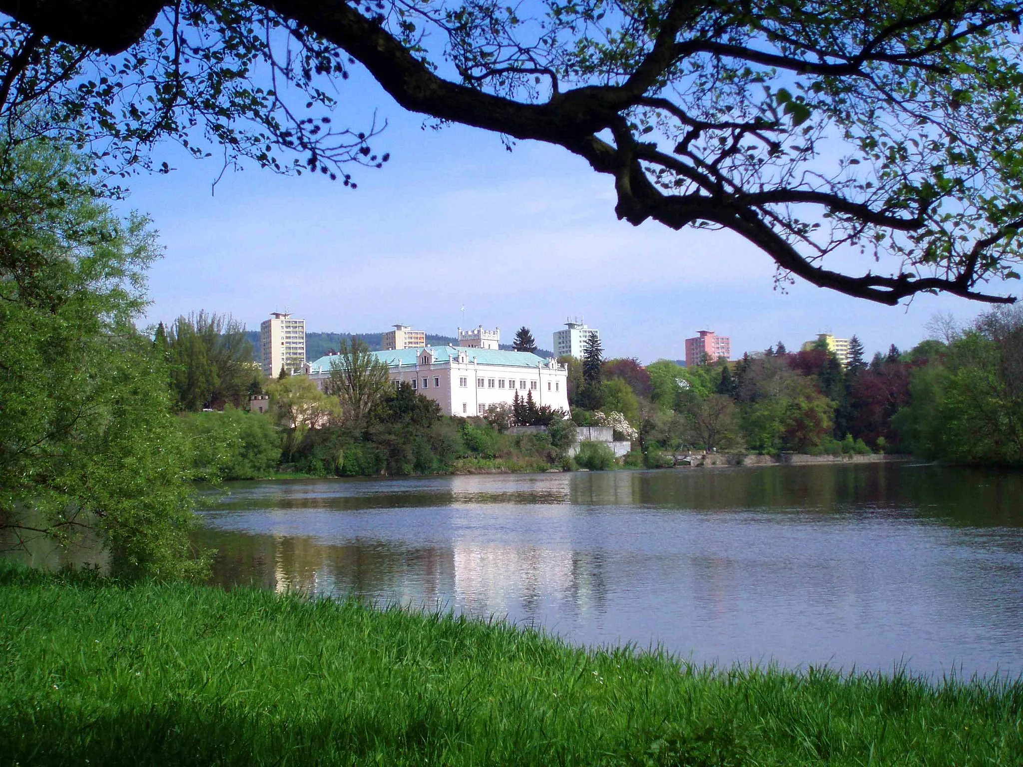 Photo showing: The Klášterec nad Ohří Chateau, in its landscape park on the Ohře River, with the town of Klášterec nad Ohří in backround, Bohemia.
Located in the Ústí nad Labem region, the Czech Republic.