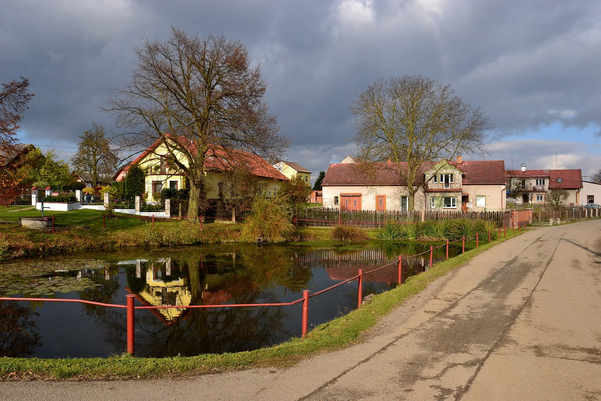 Photo showing: Hvozd - vodní nádrž na návsi
