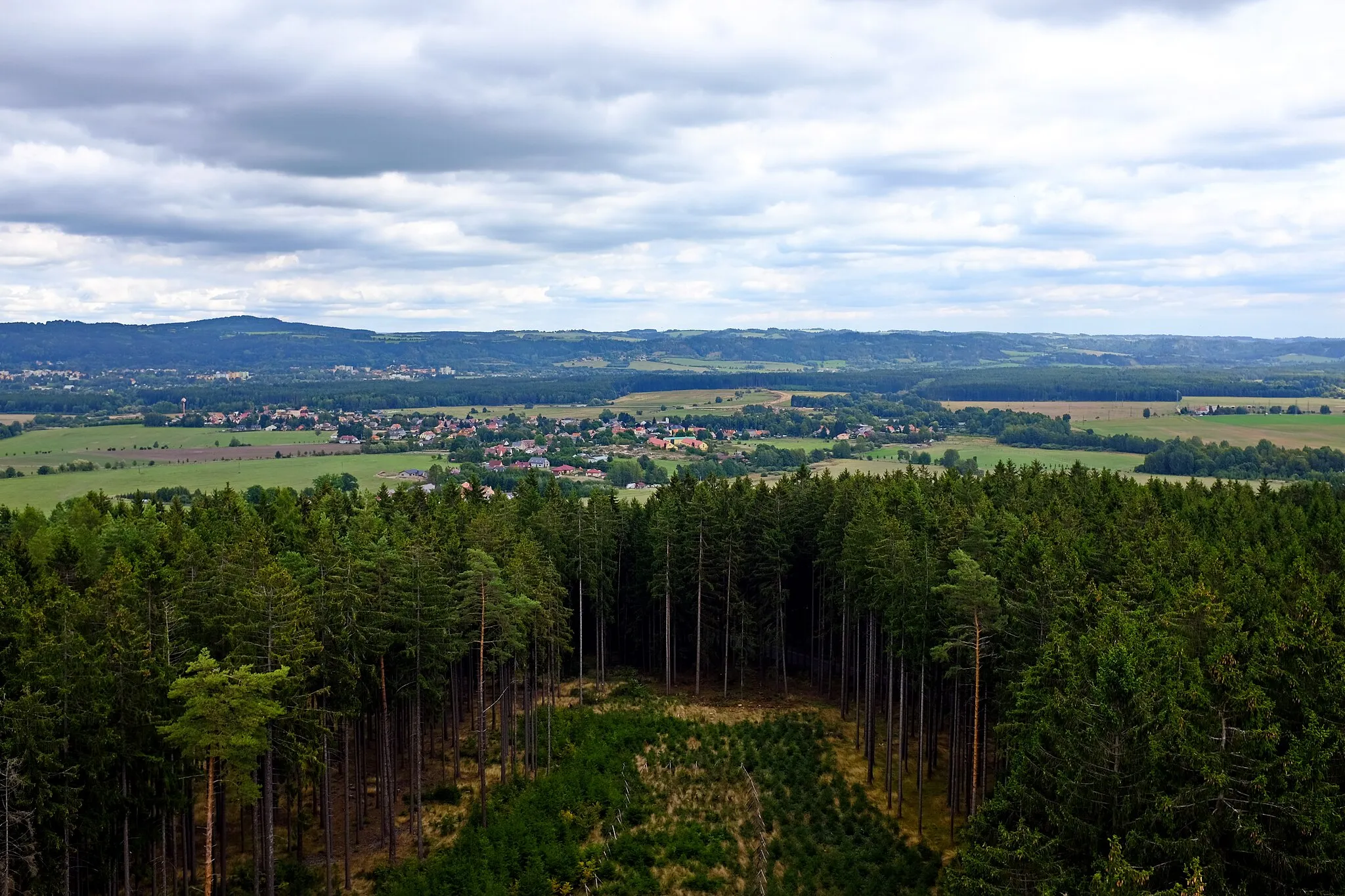 Photo showing: Rozhledna na Panském vrchu, pohled severovýchodním směrem, Český les, okres Cheb