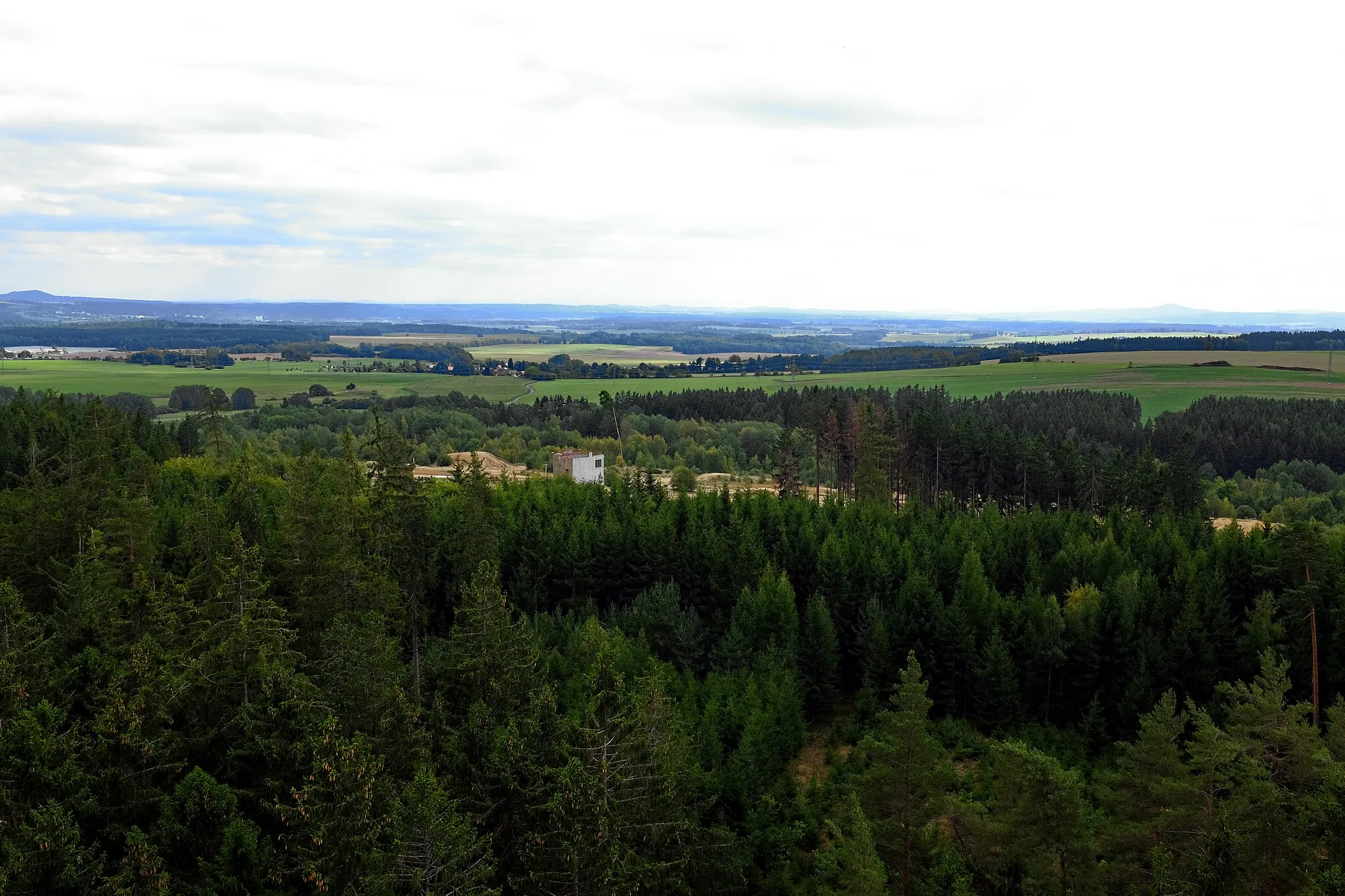 Photo showing: Rozhledna na Panském vrchu, pohled východním směrem, Český les, okres Cheb