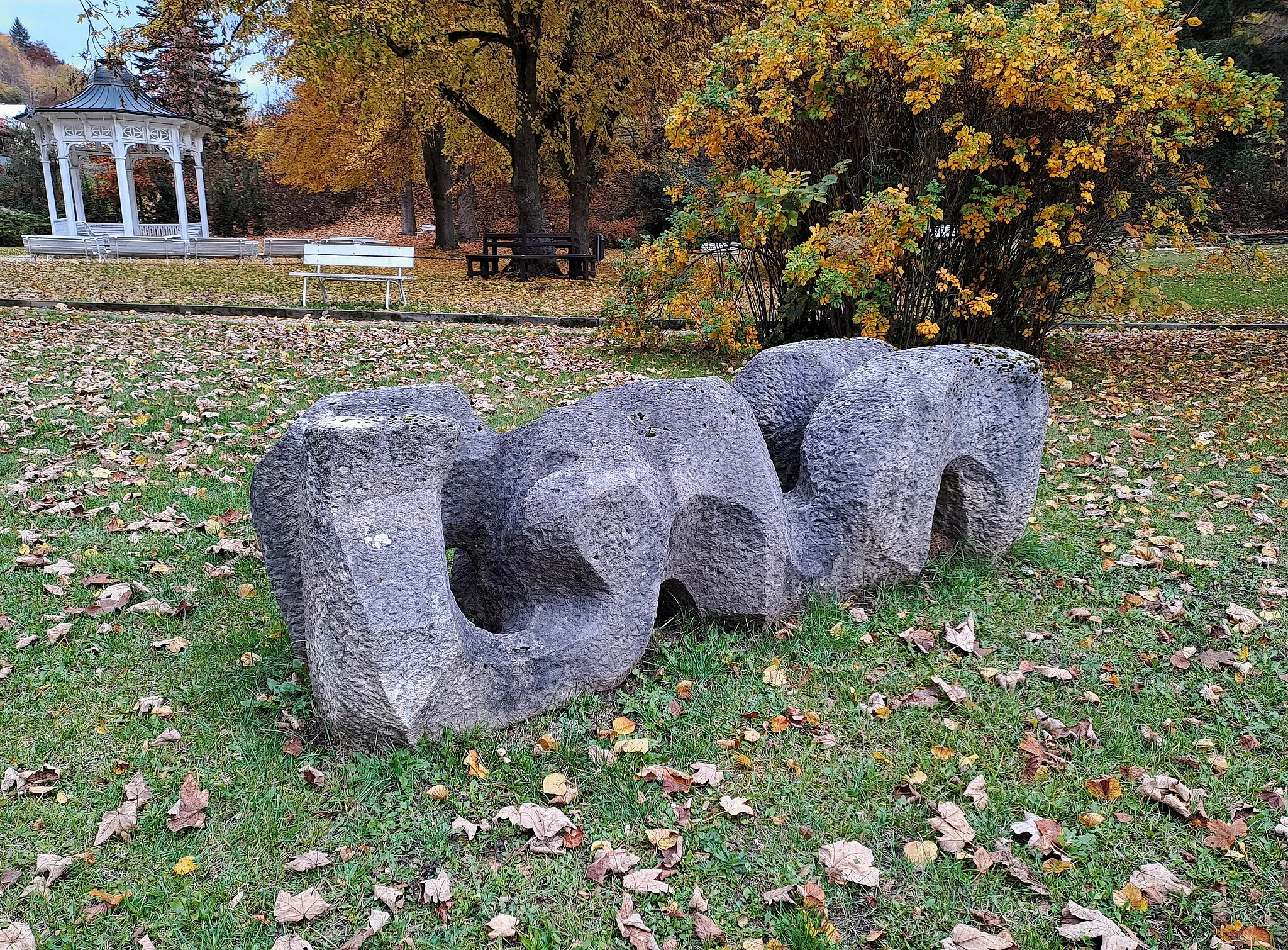 Photo showing: Kamenná plastika v lázeňském parku v Jáchymově