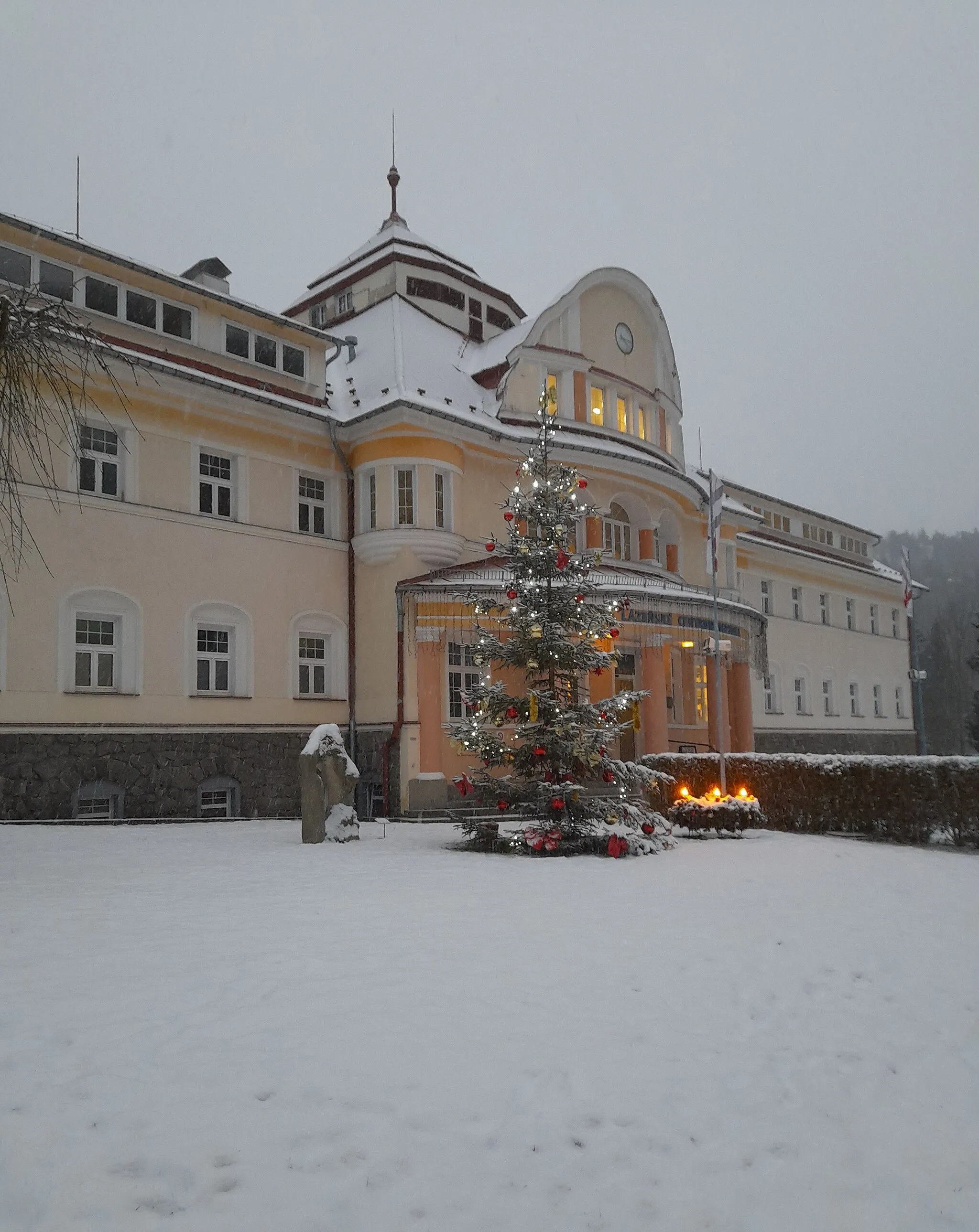 Photo showing: Vánoce 2022 – Lázeňský dům Agricola v Jáchymově.