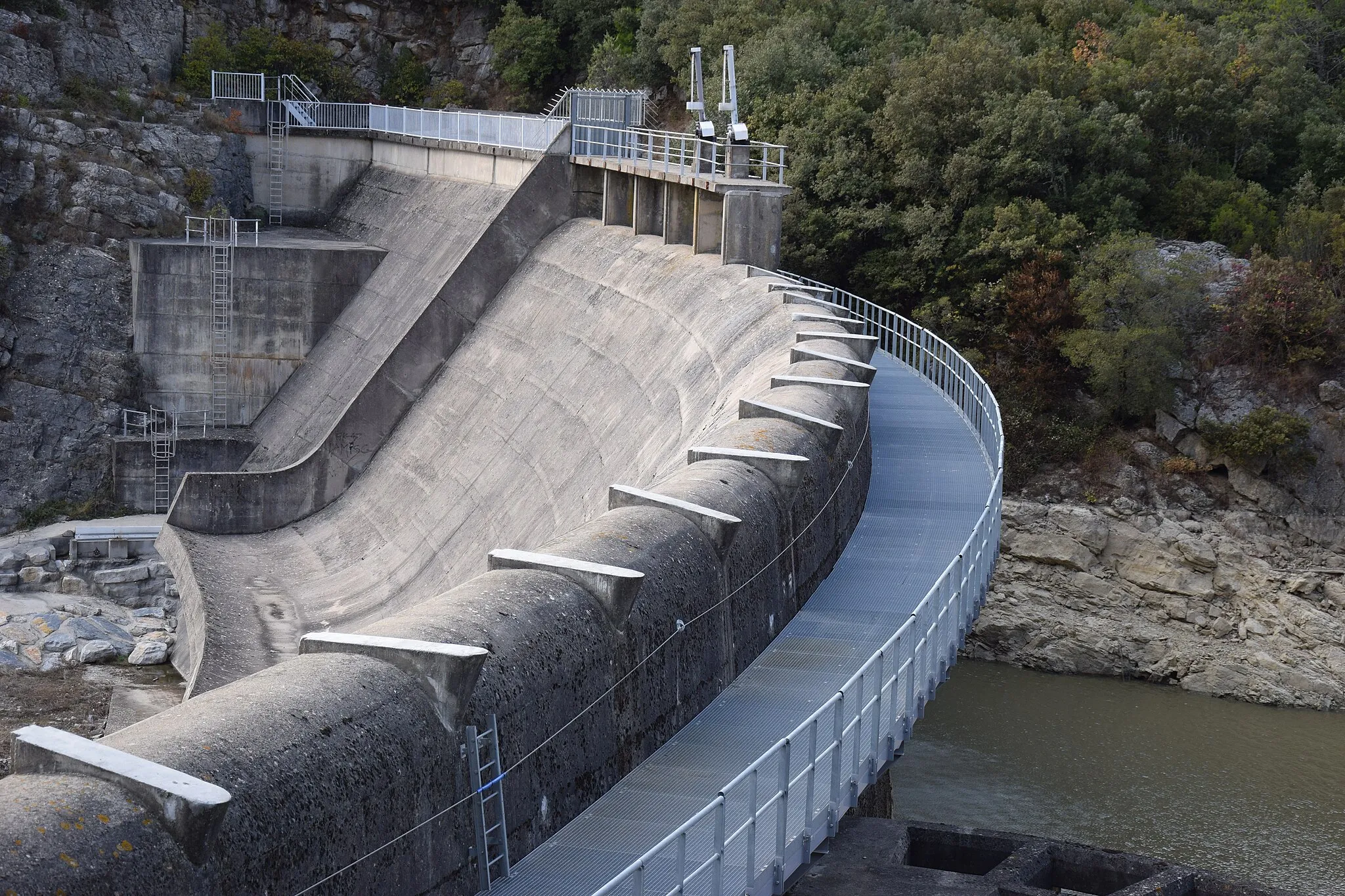 Photo showing: Barrage écrêteur de crues mis en service en octobre 1970 sur le Crieulon ( affluent du Vidourle). Ici le déversoir à surface libre permettant d'évacuer jusqu'à 460 m3/s.