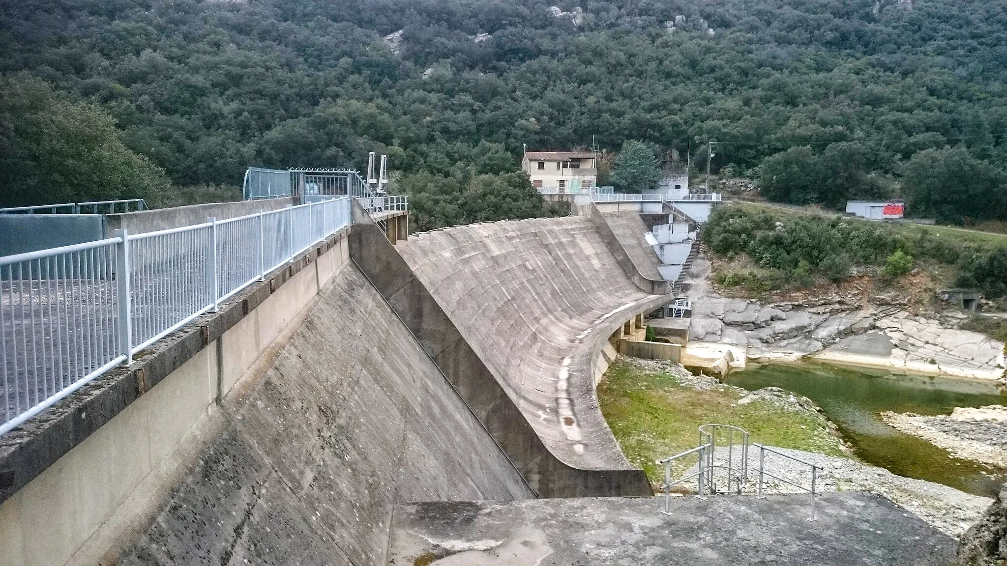 Photo showing: Barrage de la Rouvière depuis le côté ouest, le 5 avril 2019.