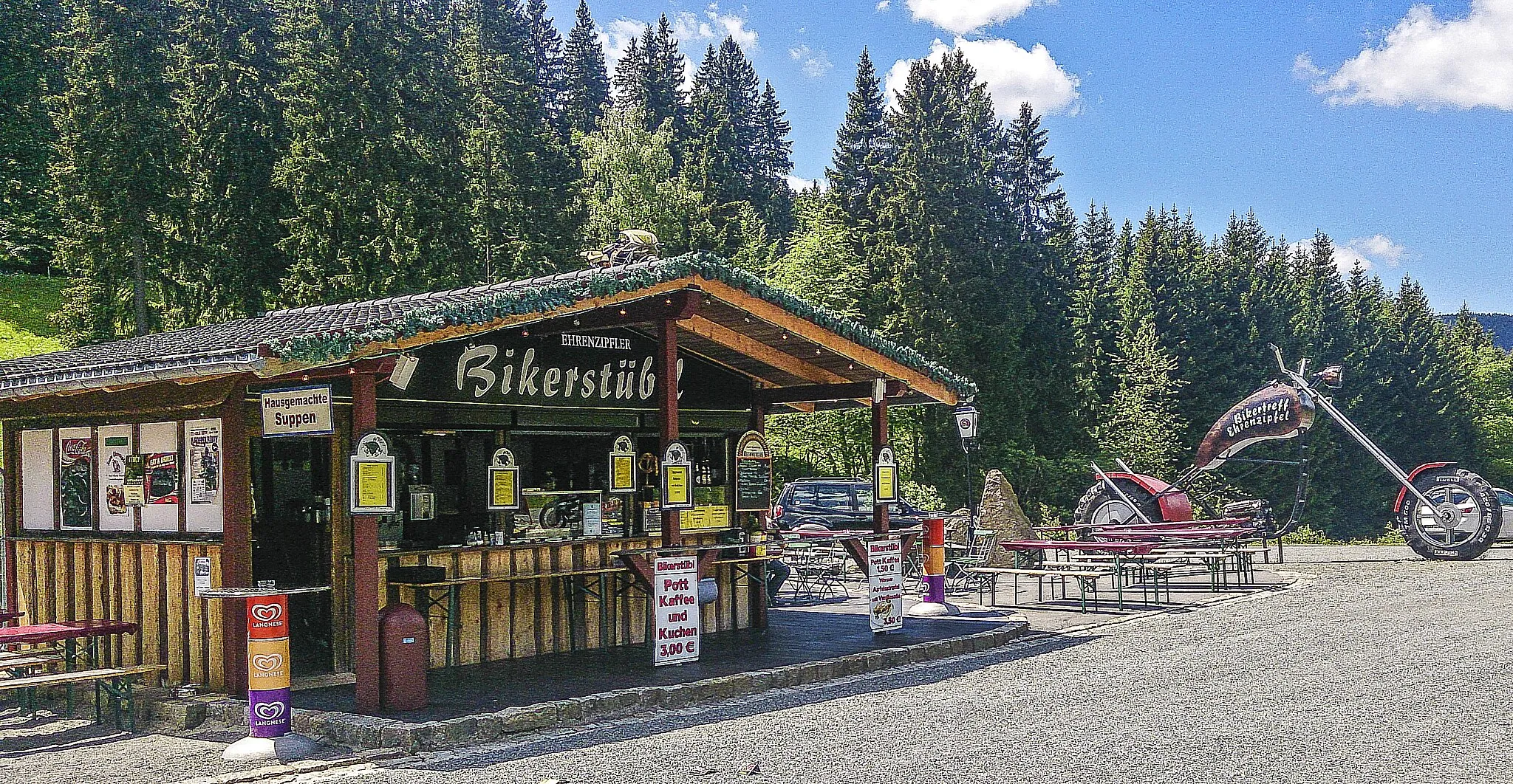 Photo showing: Rittersgruen/Ehrenzipfel a popular meetingpoint for bikers