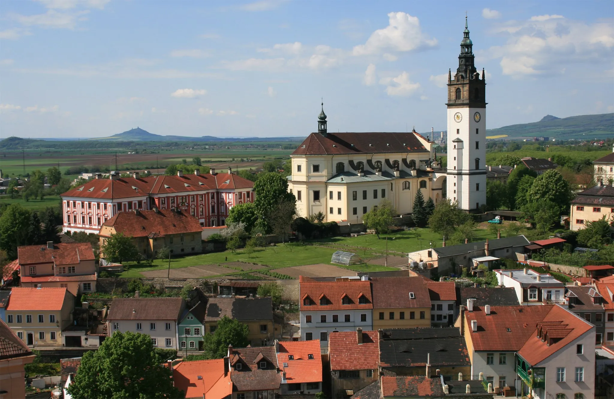 Photo showing: Cathedral of St. Stephen with belfry in Litoměřice, Czech Republic. A view from The Chalice House in the southwest direction. Hazmburk Castle is visible on the left horizon, less than 14 km away.