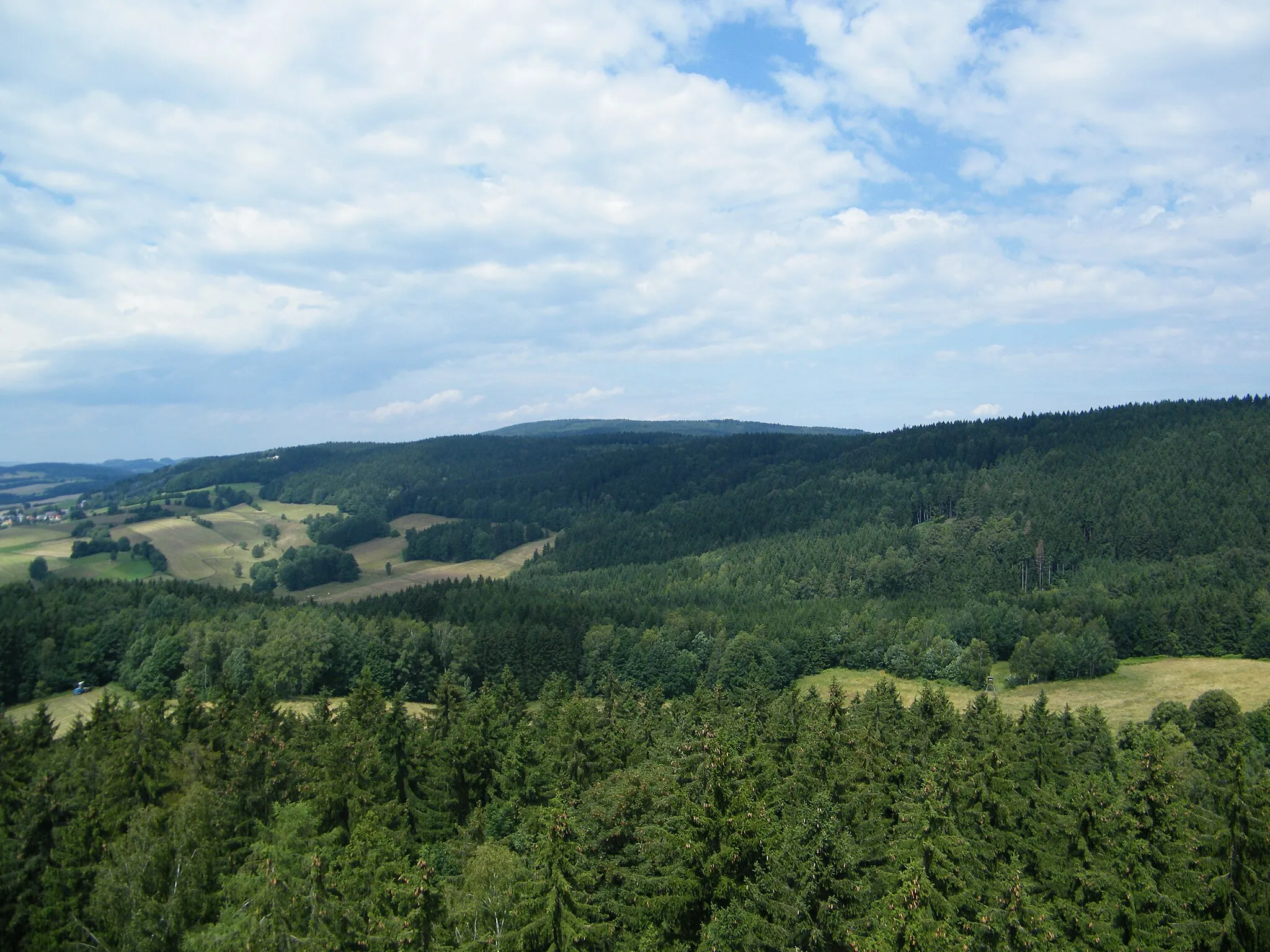 Photo showing: Uprostřed v pozadí Tanečnice, vlevo Wachberg, vpravo Hančův (Hraniční) vrch, pohled z Weifbergu