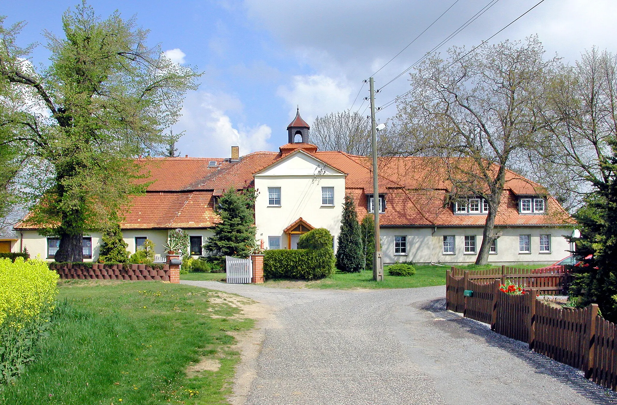 Photo showing: 03.05.2008  02633 Dreistern (Göda), Dreistern 28 (GMP: 51.180327,14.358527): Herrenhaus. Dreistern ist ein Vorwerk des Ritterguts Kleinförstchen. Ernst Johann Christoph Freiherr von Oedeleben auf Kleinförstchen legte 1805 auf einer nahen Anhöhe das Vorwerk Dreistern an, welches über eine Allee mit Kleinförstchen verbunden ist.                                                                            [DSCN32654.TIF]20080503055DR.JPG(c)Blobelt