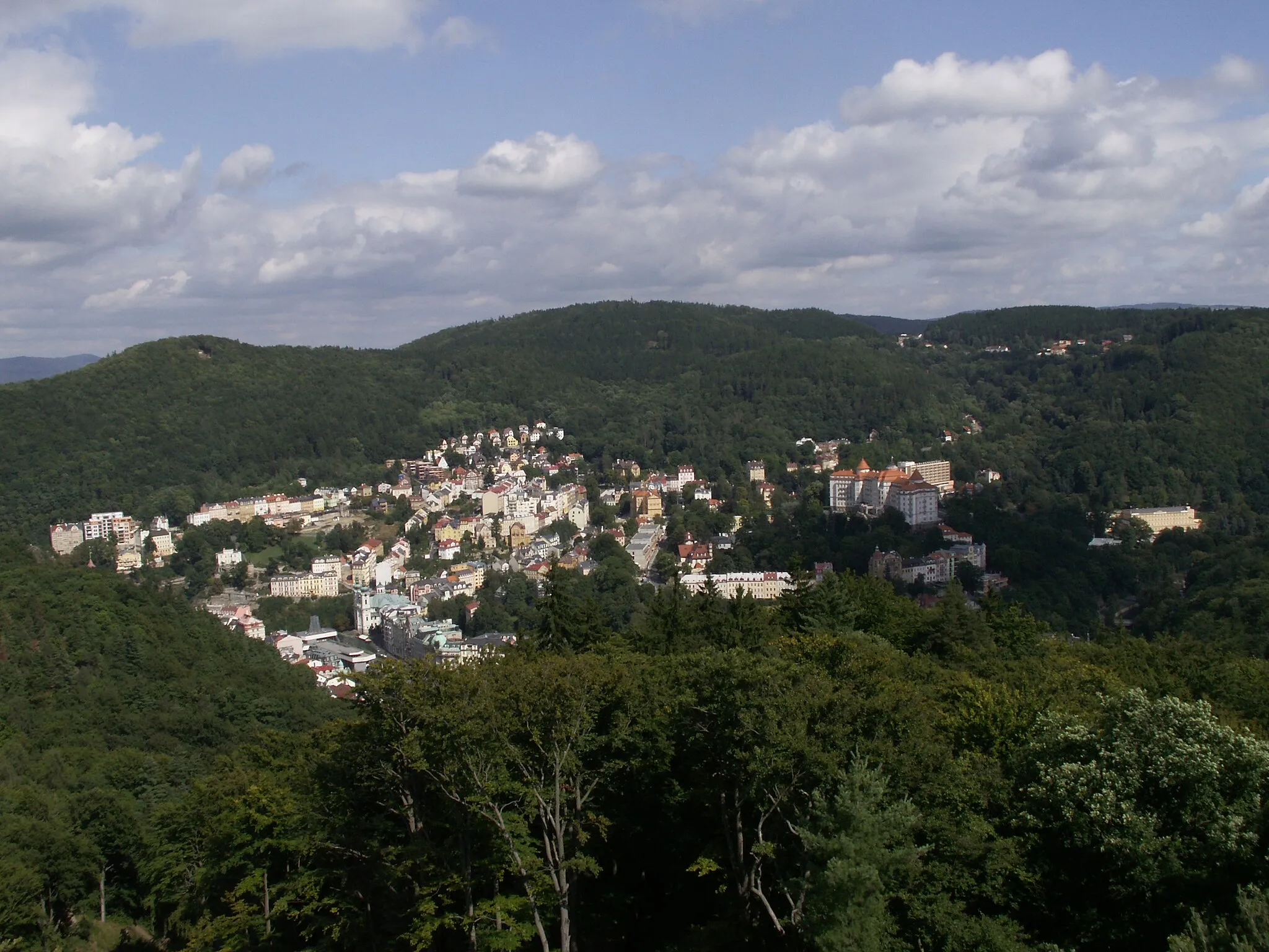 Photo showing: Pohled na lázeňskou část města Karlovy Vary z rozhledny Diana