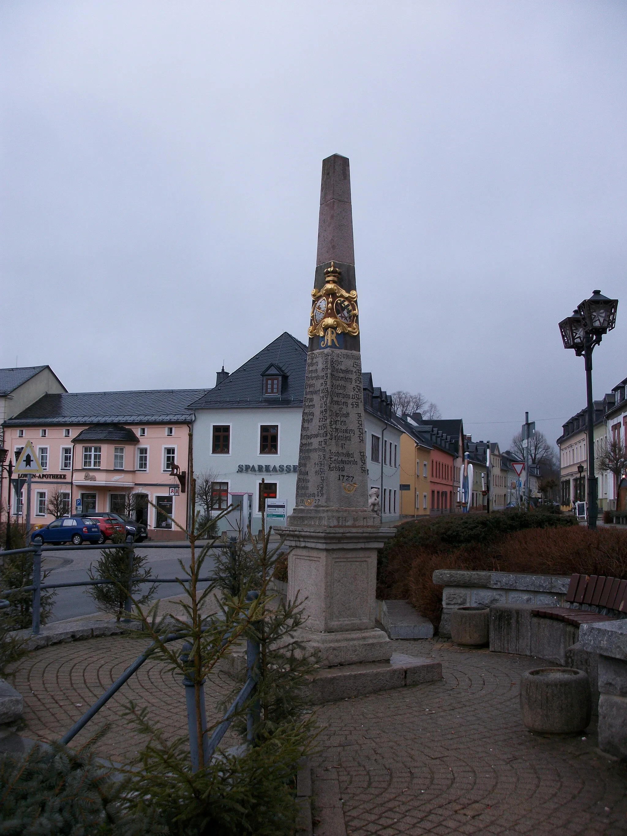 Photo showing: Postmeilensäule auf dem Zwönitzer Marktplatz