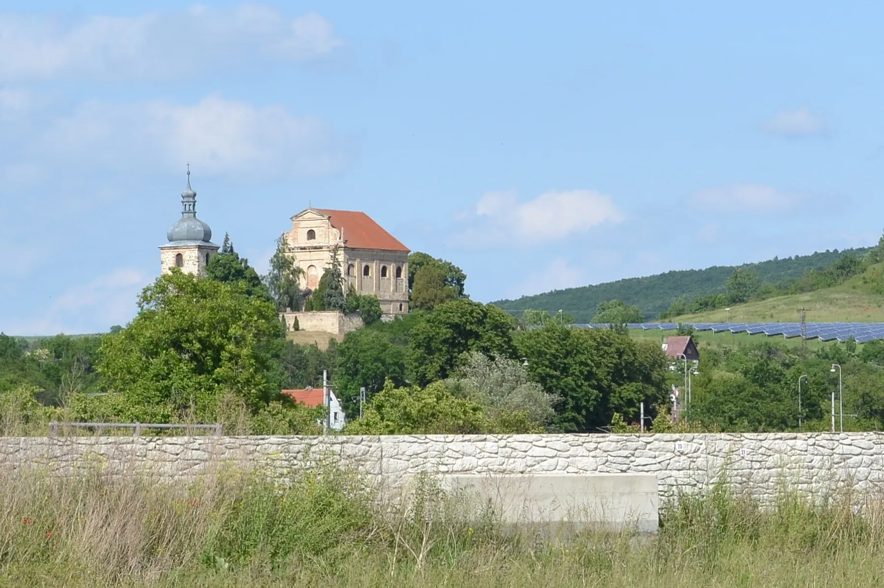 Photo showing: Trinity Church and bell tower, Křešice-Zahořany, Ústí nad Labem region, Czech Republic.