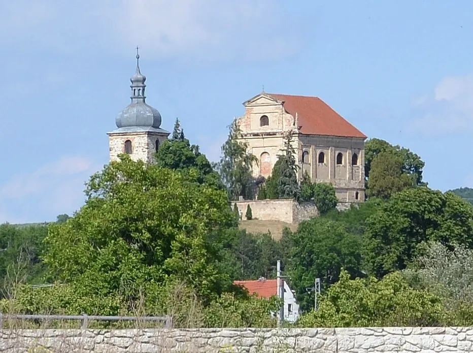 Photo showing: Trinity Church and bell tower, Křešice-Zahořany, Ústí nad Labem region, Czech Republic.
