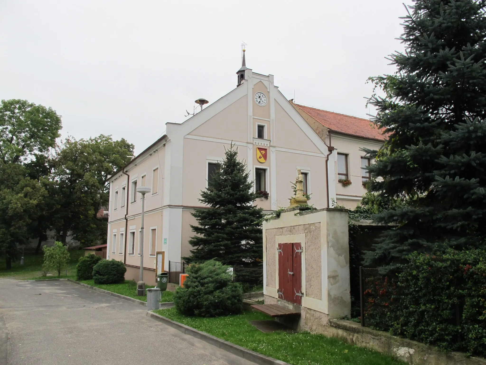 Photo showing: The building of Local authority in Líšťany, Czech Republic