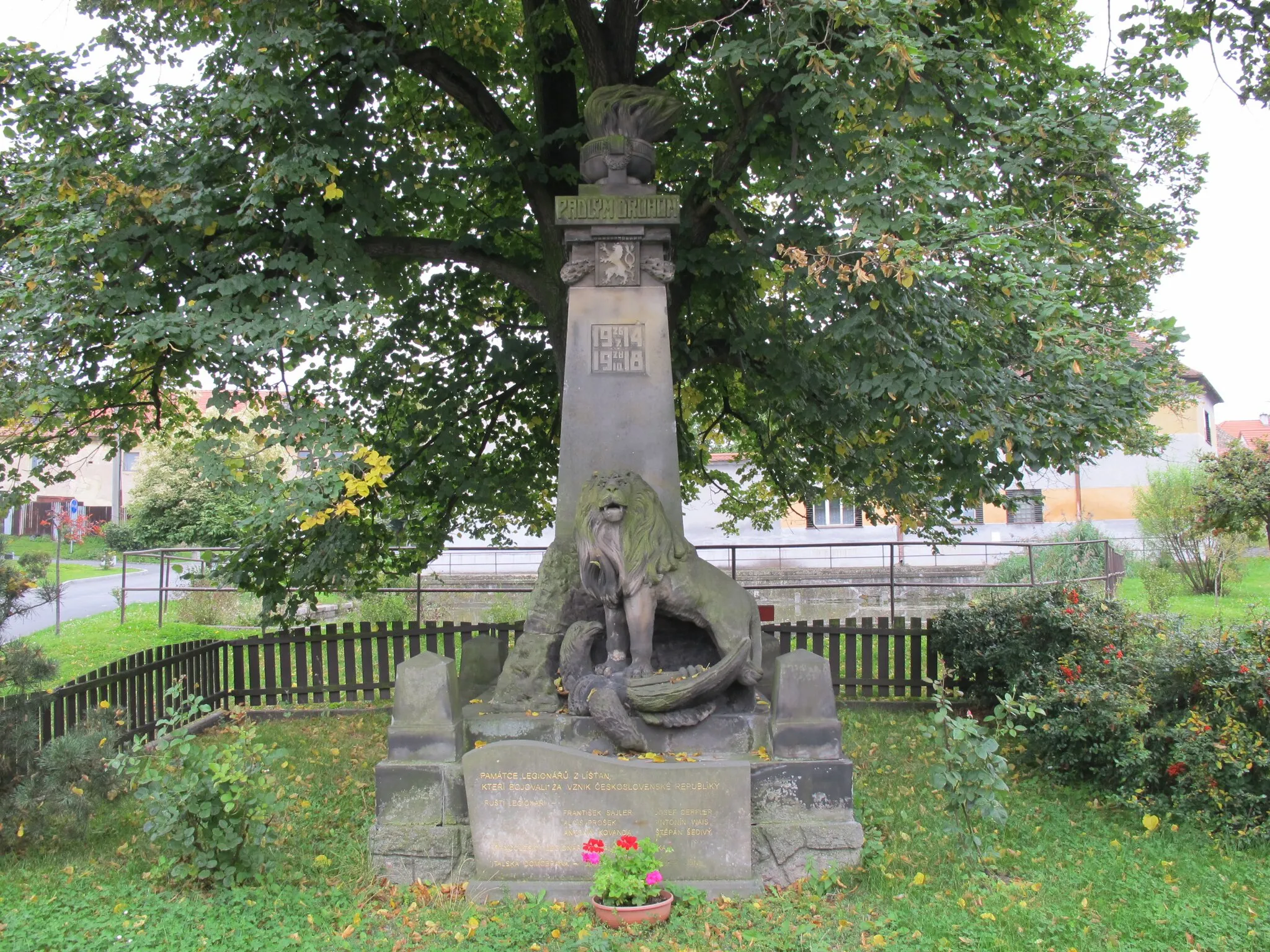 Photo showing: Monument of the victims of the First World War in Líšťany, Czech Republic