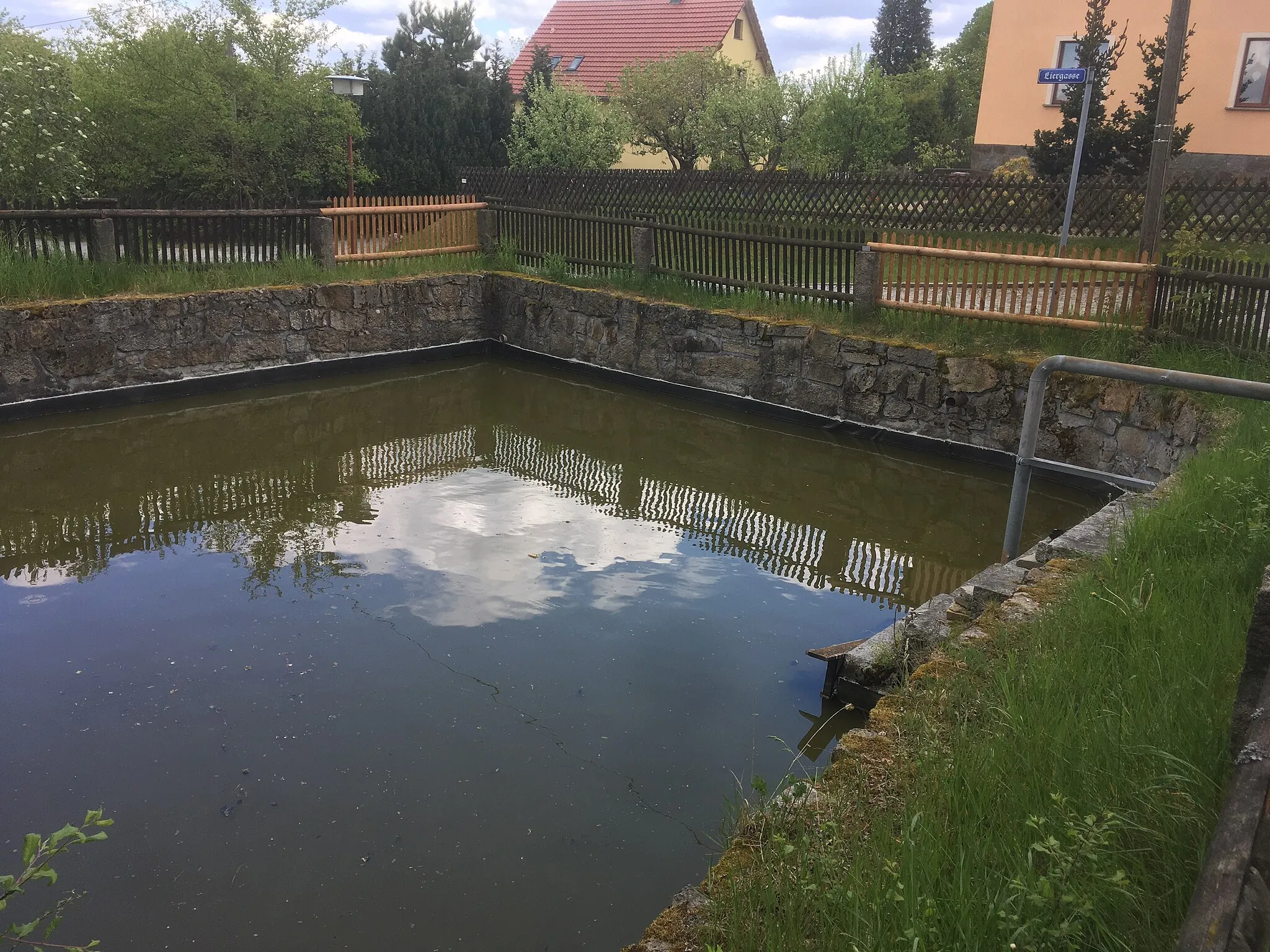 Photo showing: Cistern in Herrhut, Civitatenweg, 18th century; testimony of the drinking water supply of the place, of historical significance; cultural heritage monument