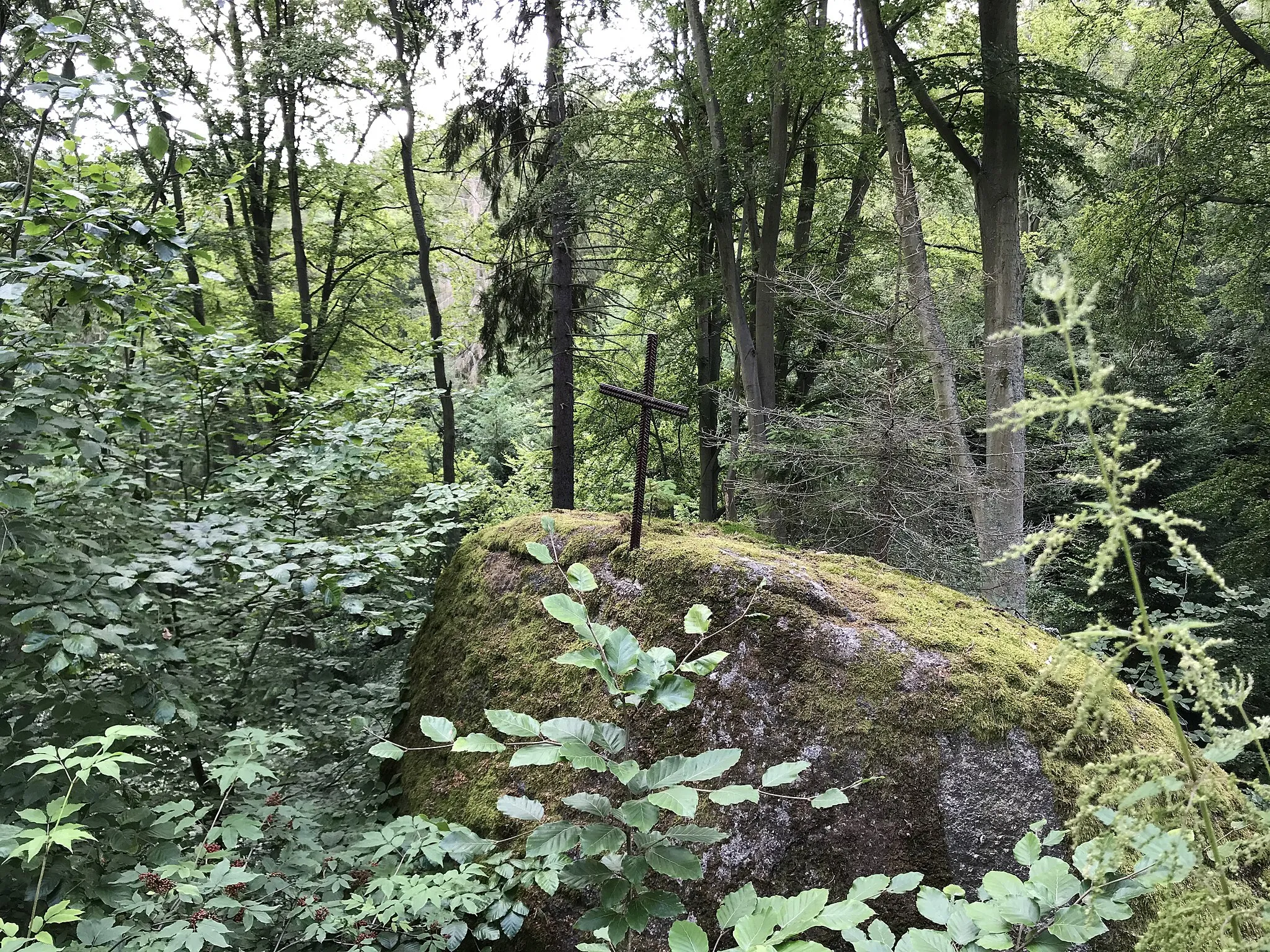 Photo showing: Kříž na Russelově vyhlídce nad Lesní pobožností v karlovarských lázeňských lesích