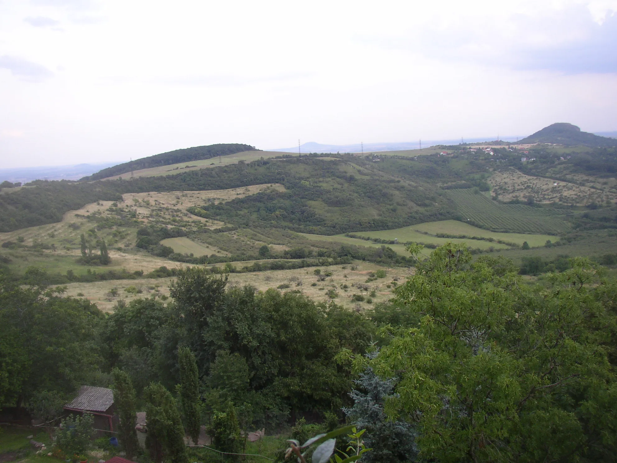 Photo showing: České středohoří, Czech Republic. Hill of Bídnice (361 m) as seen from northwest, from Kamýk Castle ruin.