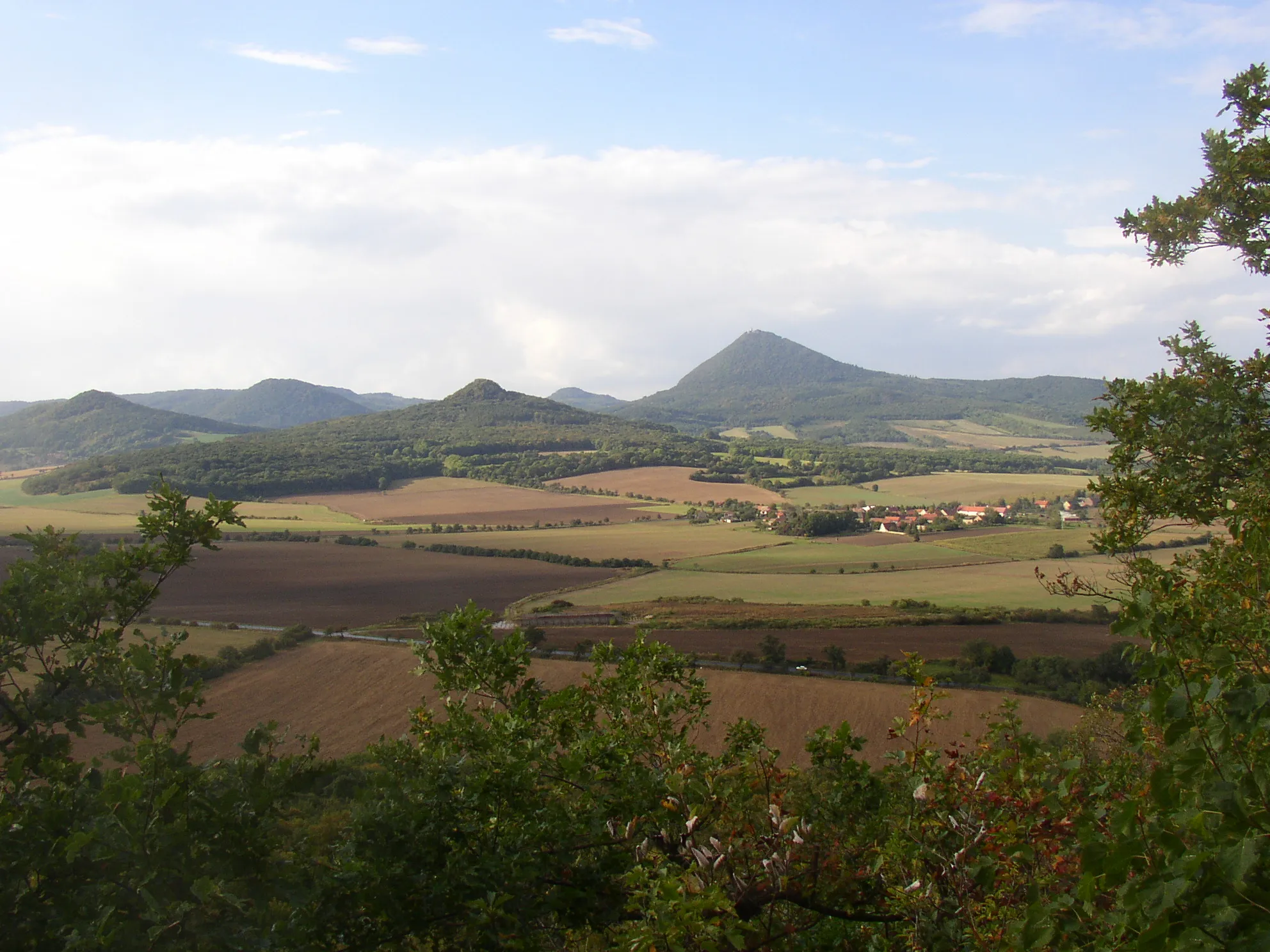 Photo showing: České středhoří, Czech Republic. A view from Borečský vrch (446 m) towards northwest with Ostrý (533 m) in the middle.