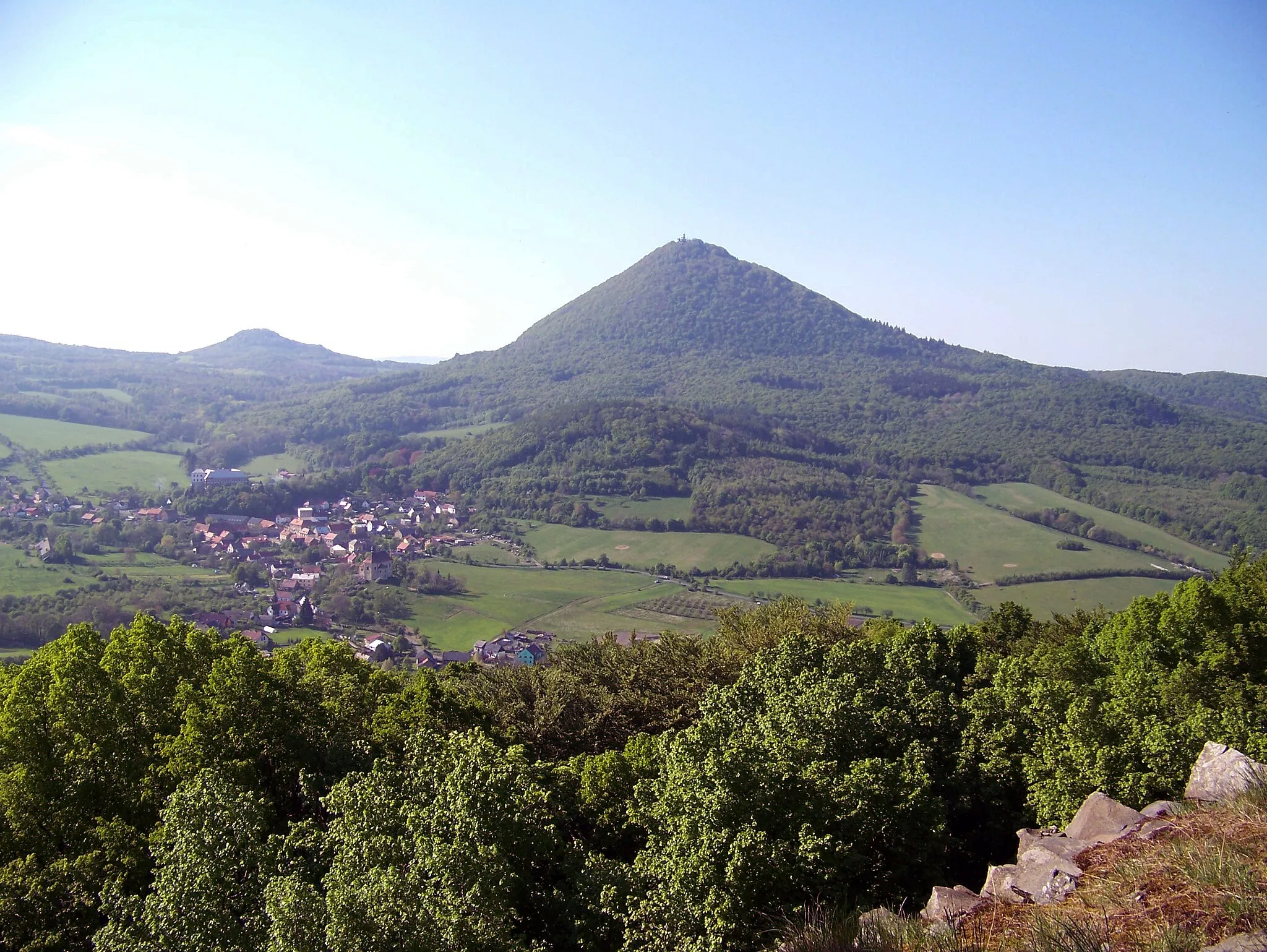 Photo showing: Czech Republic, Bohemian Uplands (České Středohoří): Mount Milešovka and Village Milešov; seen from the top of Mount Ostrý.