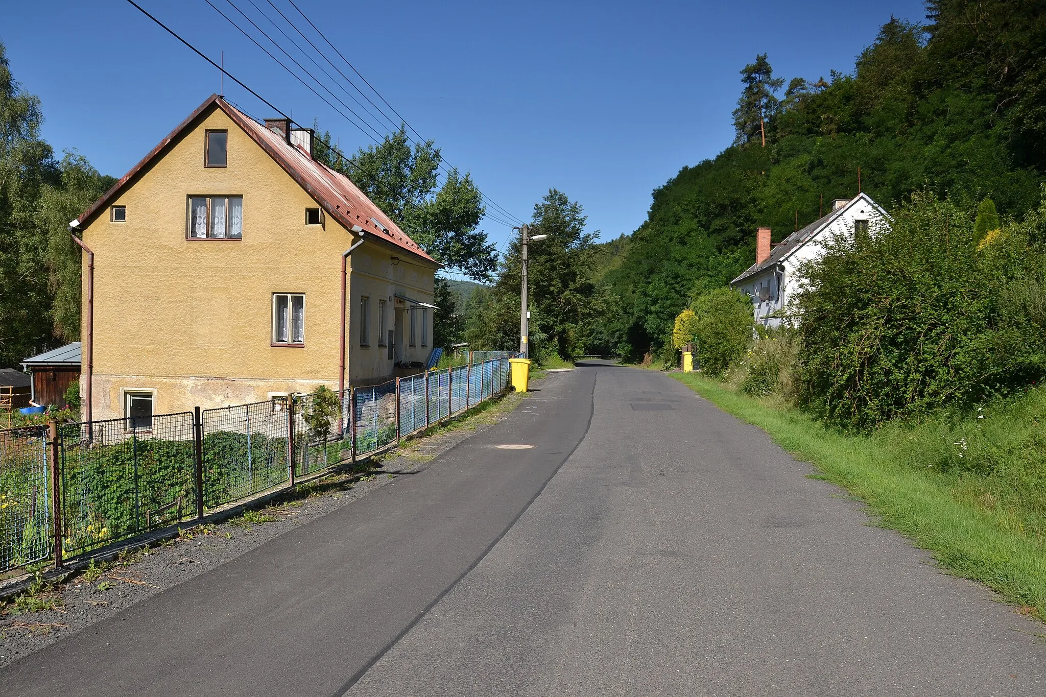 Photo showing: Dolní Lomnice – domy na západním okraji vesnice