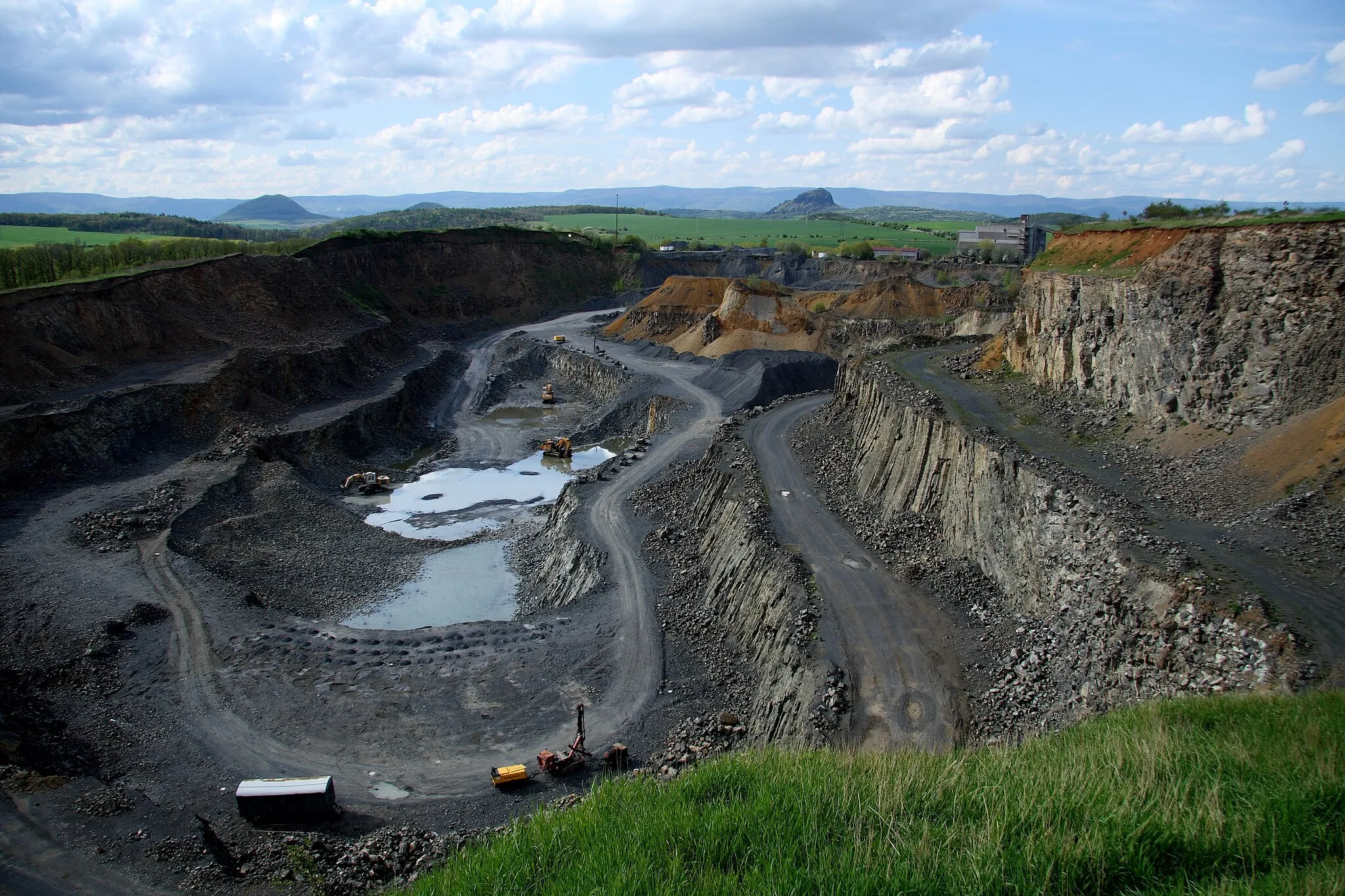 Photo showing: Quarry near Měrunice