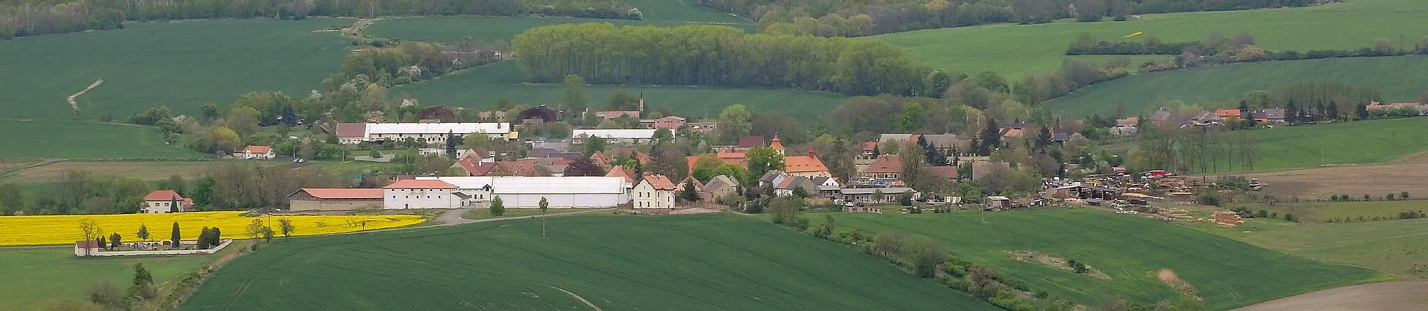Photo showing: Village Měrunice (Teplice district), view from Číčov hill, spring 2020.