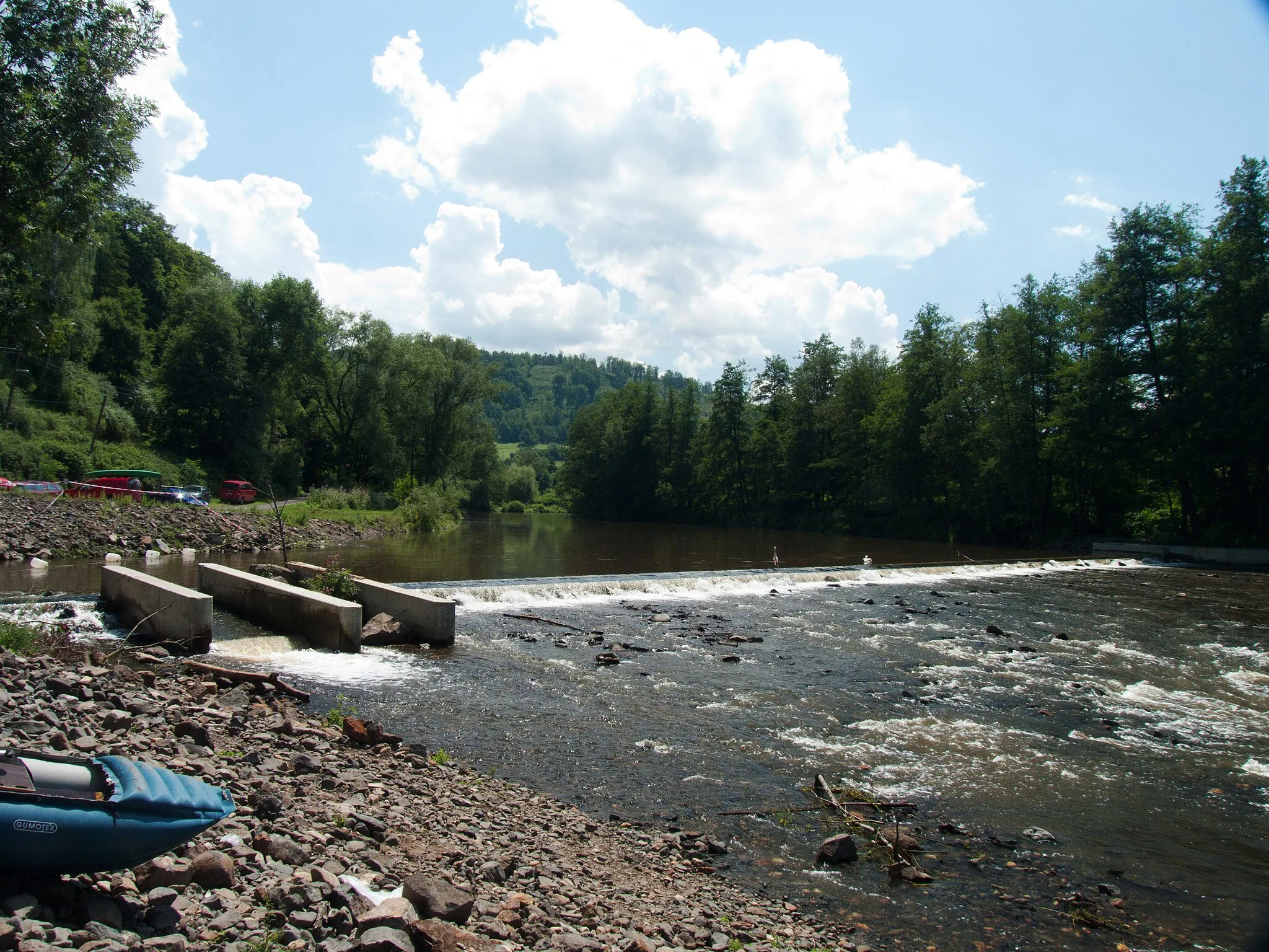 Photo showing: Weir on the river Ohře at the village of Jakubov, Karlovy Vary District, Czech Republic