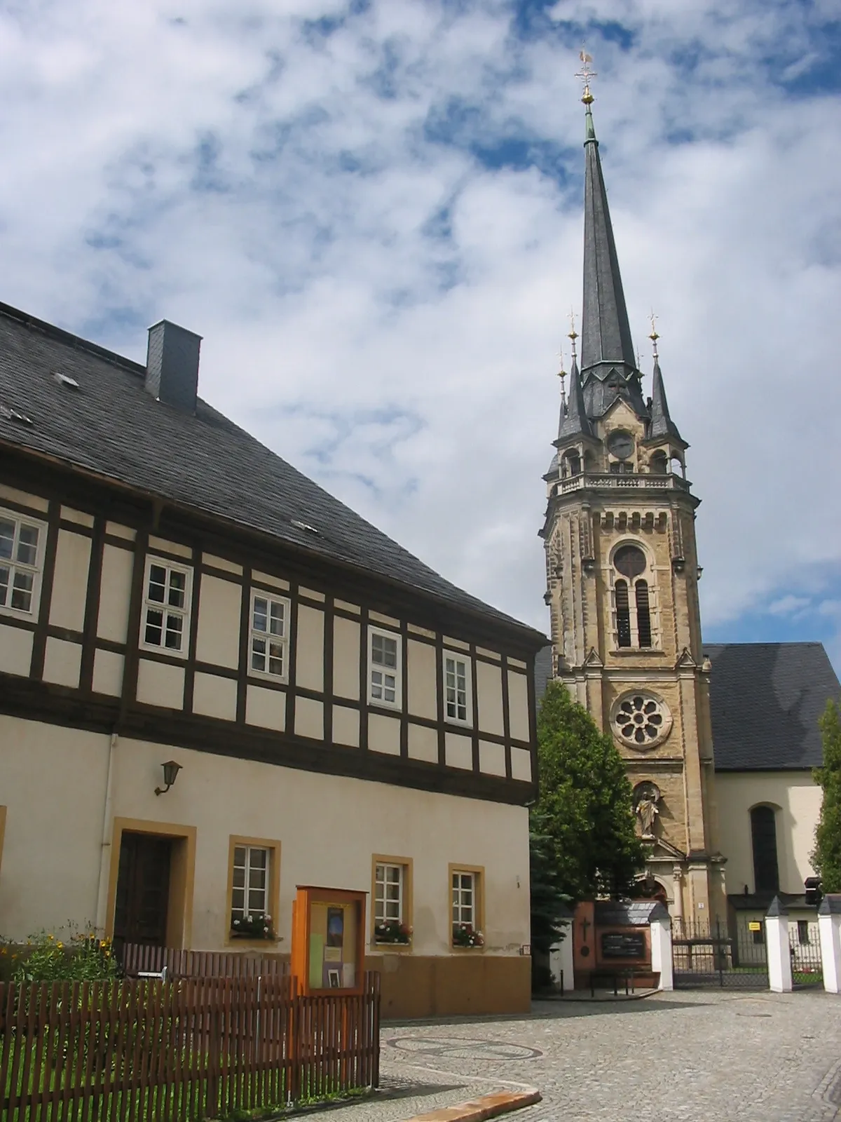 Photo showing: Sankt-Laurentiuskirche mit Pfarrhaus in de:Elterlein (Erzgebirge).