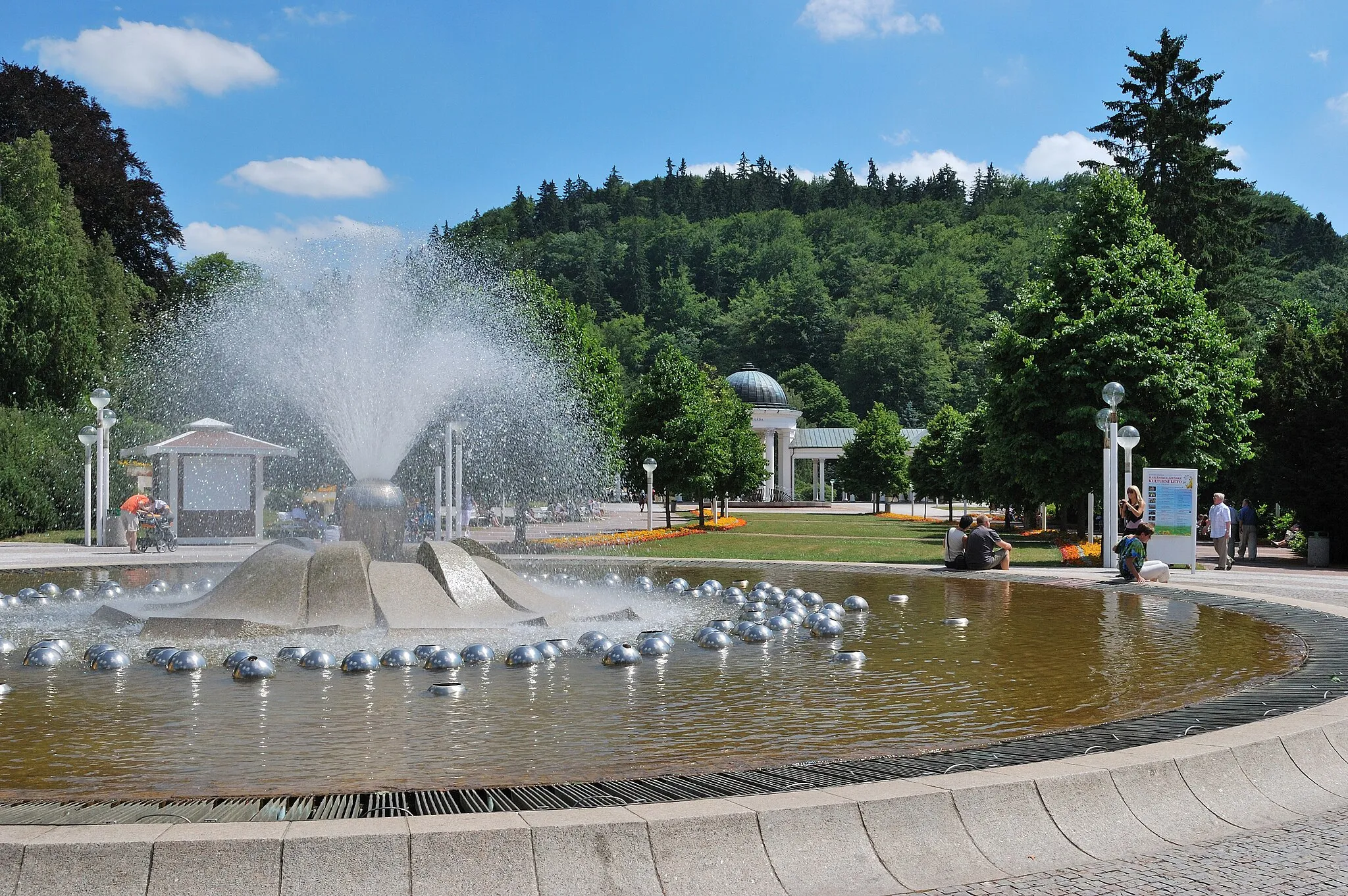 Photo showing: The Singing Fountain (Zpívající fontána) in Mariánské Lázně in the Czech Republic. In the background is the Colonnade of the Caroline's Spring.