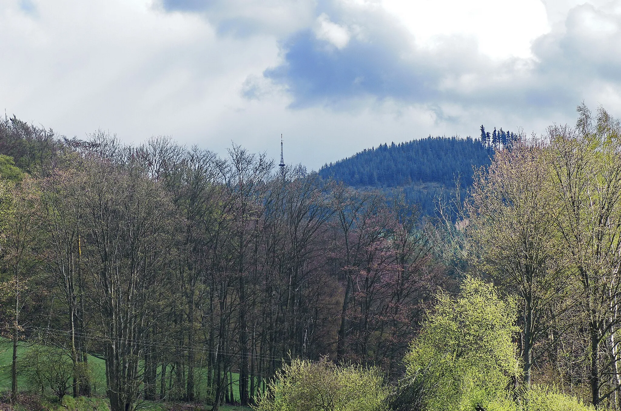 Photo showing: Pohled od Hruškové na vrch Krudum s rozhlednou, vpravo Lobezský vrch