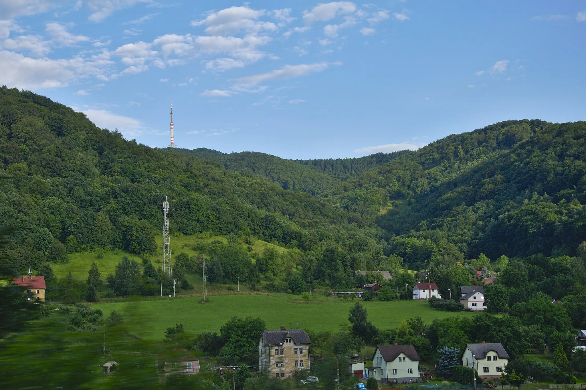 Photo showing: Zadní Lhota (část obce Těchlovice), nad ní vysílač Buková hora, okres Děčín