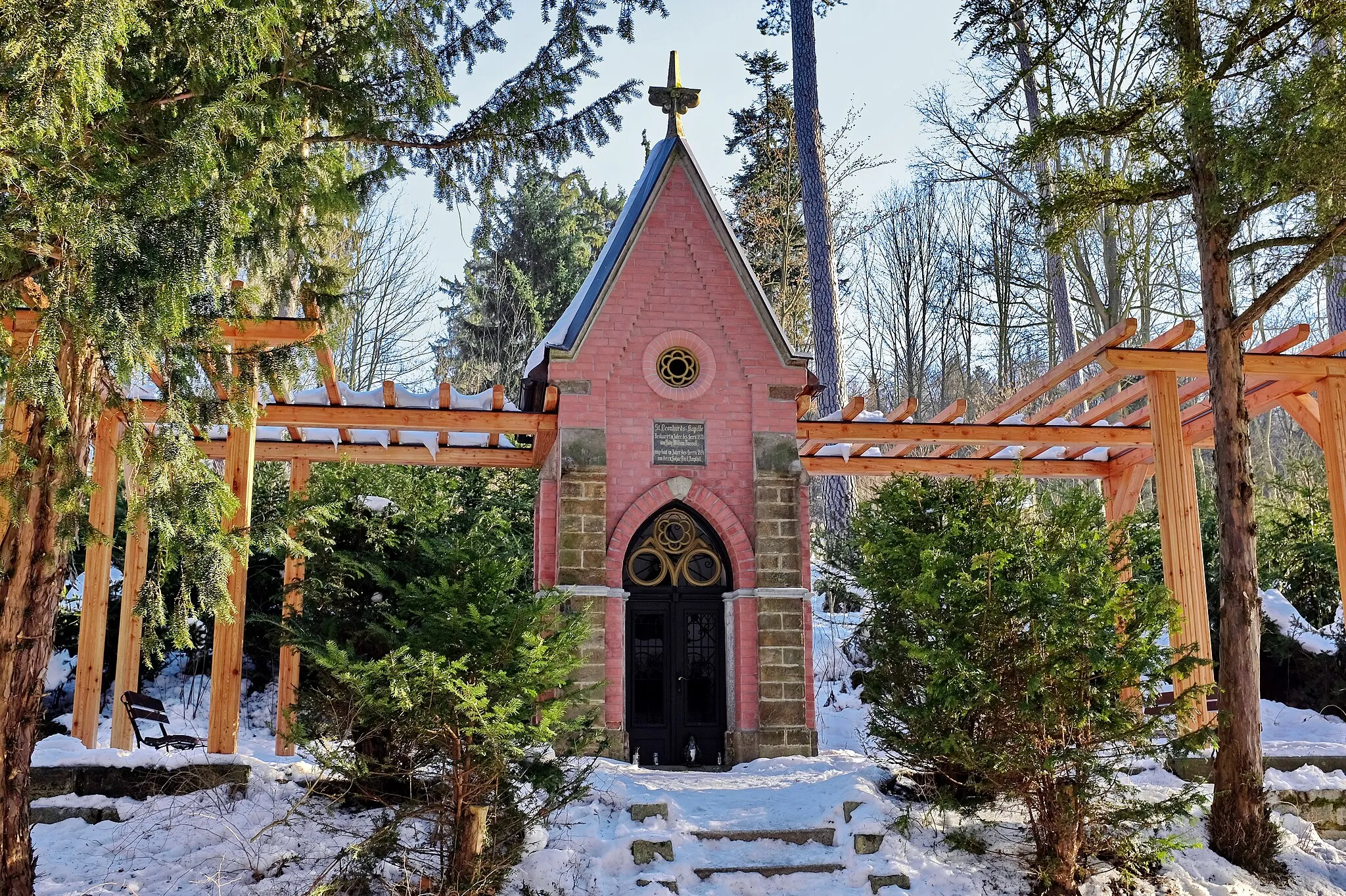 Photo showing: Kaple svatého Linharta pod ruinou kostela svatého Linharta, karlovarské lázeňské lesy na Doubím