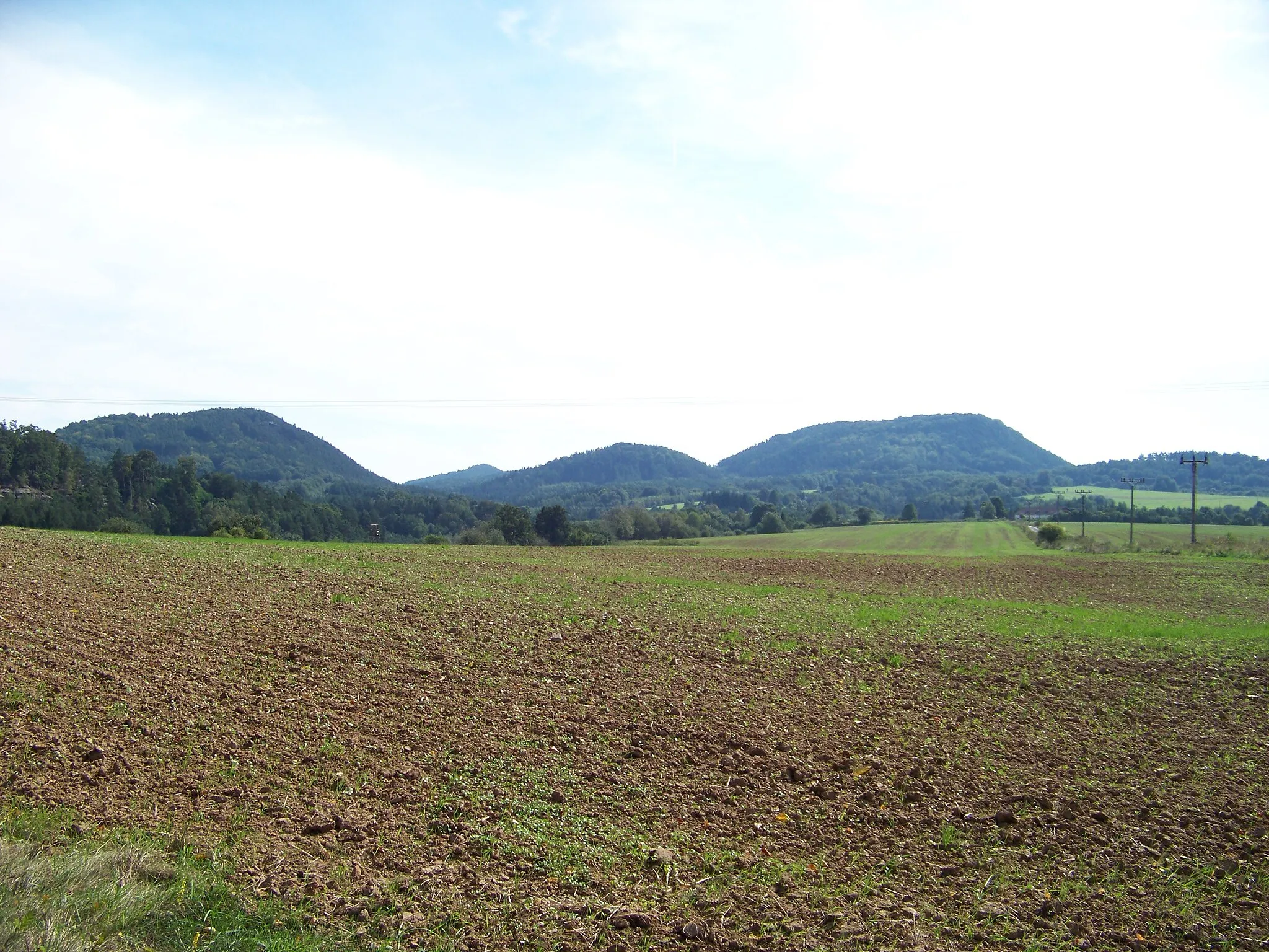 Photo showing: Dubá-Nedamov, Česká Lípa District, Liberec Region, Czech Republic. Vysoký vrch, Malý Beškovský vrch and Velký Beškovský vrch hills, from the road III/2705.
