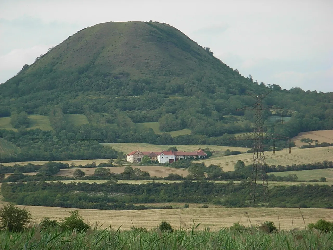 Photo showing: Oblík hill in České Středohoří.