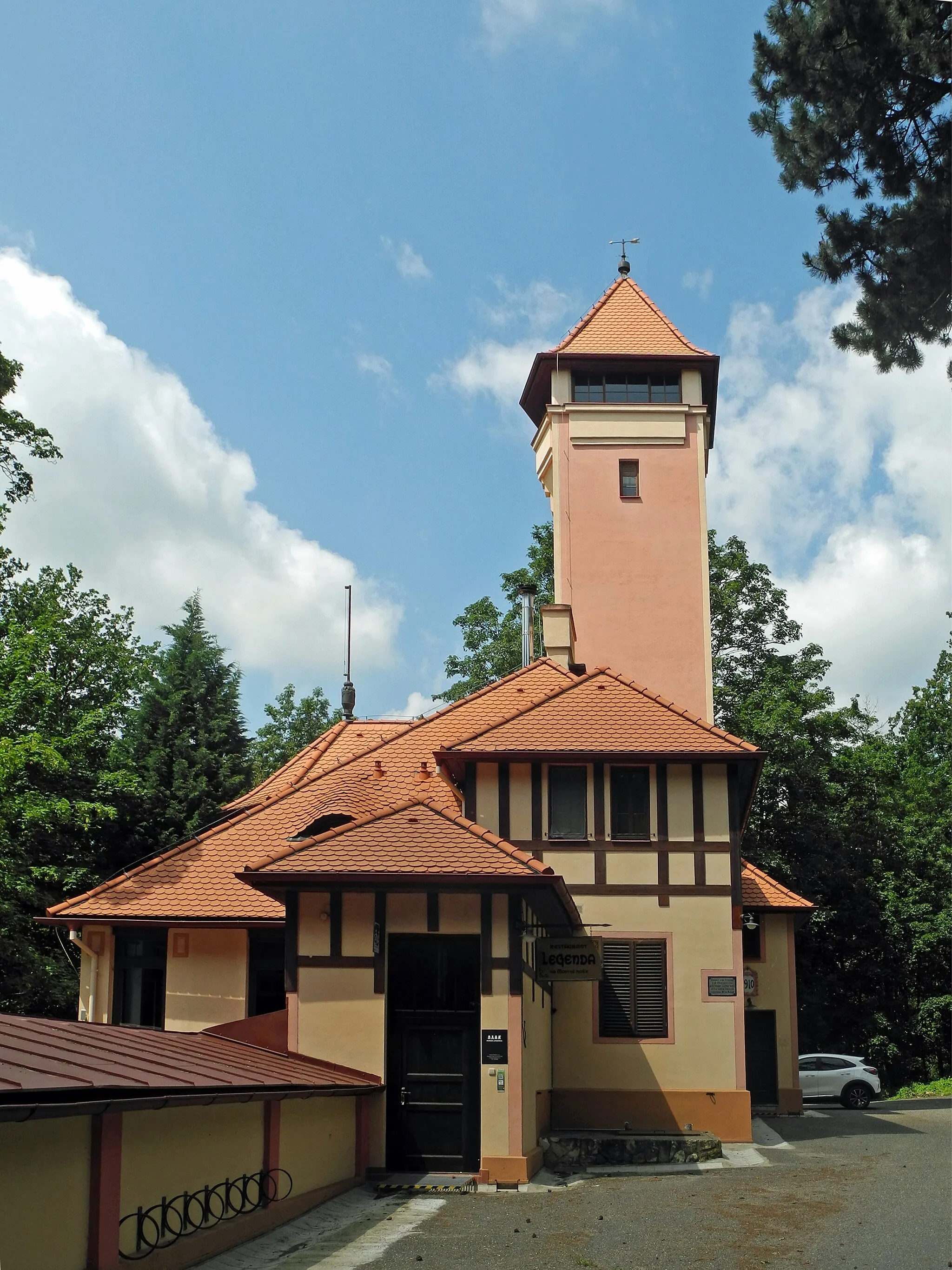 Photo showing: Aussichtsturm und Bergwirtschaft auf der ehem. Kaiser-Franz-Josef-Höhe, Mostná hora bzw. Mostka, in Leitmeritz (Litoměřice), Mostná hora 94/1; erbaut 1910