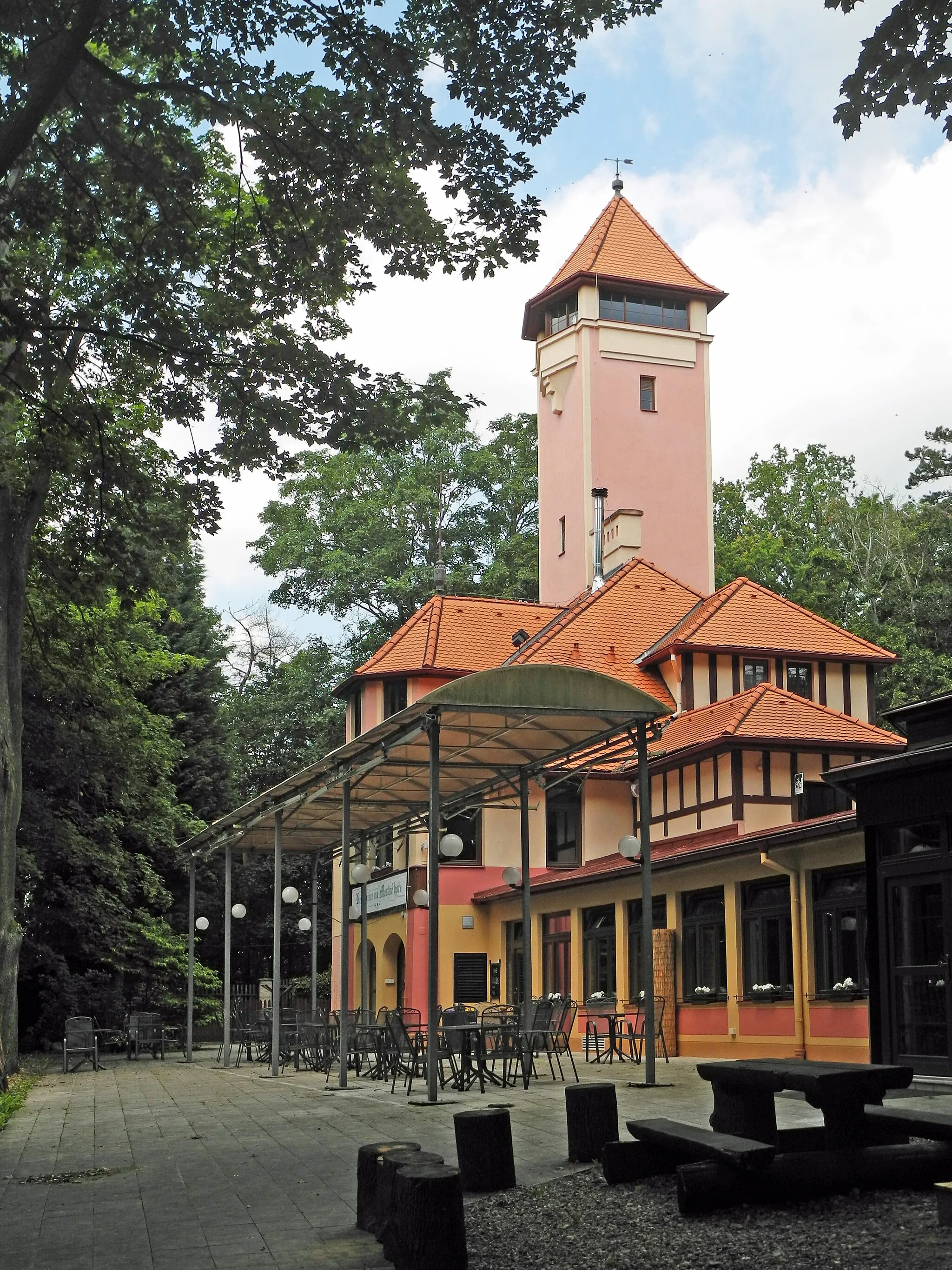 Photo showing: Aussichtsturm und Bergwirtschaft auf der ehem. Kaiser-Franz-Josef-Höhe, Mostná hora bzw. Mostka, in Leitmeritz (Litoměřice), Mostná hora 94/1; erbaut 1910